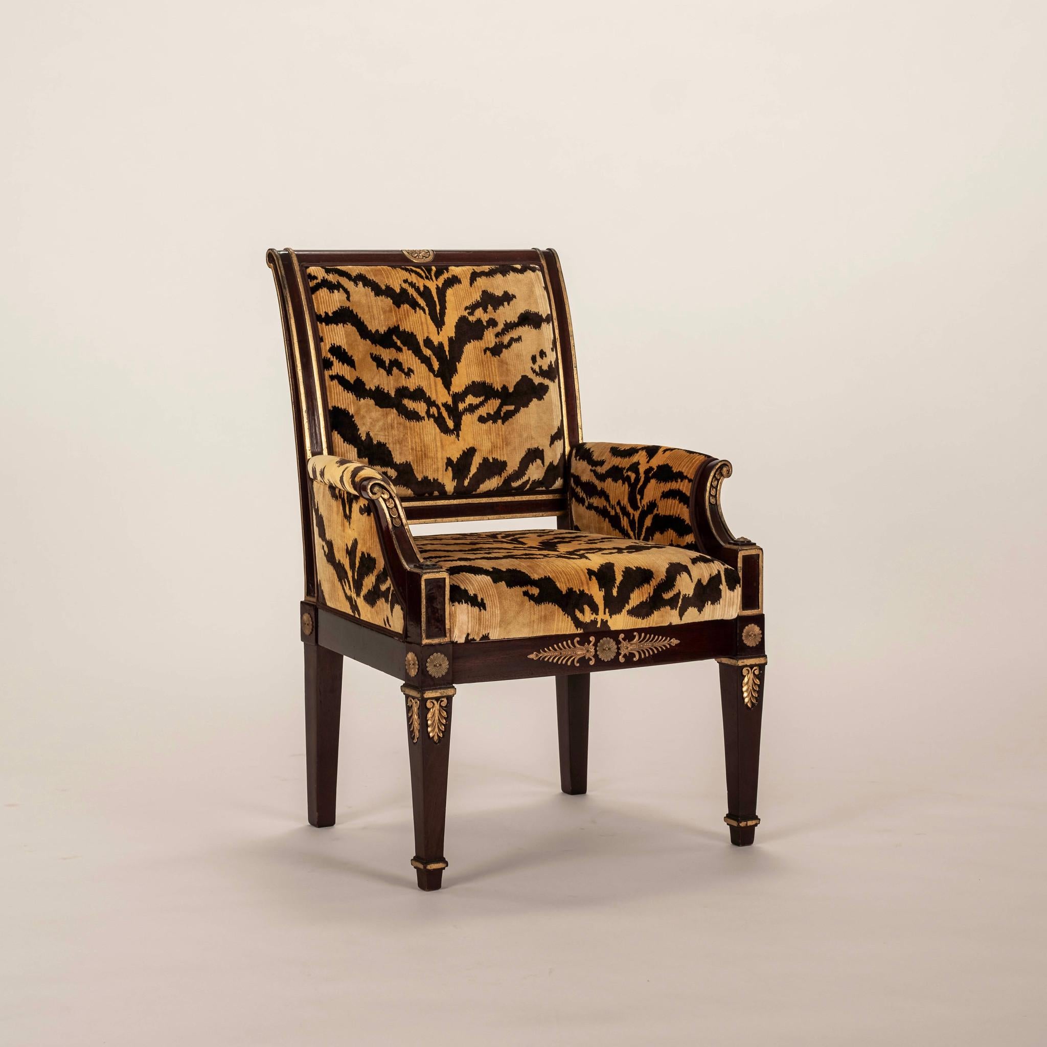 italien Paire de chaises Bergère Empire du XIXe siècle en velours tigré Scalamandré en vente