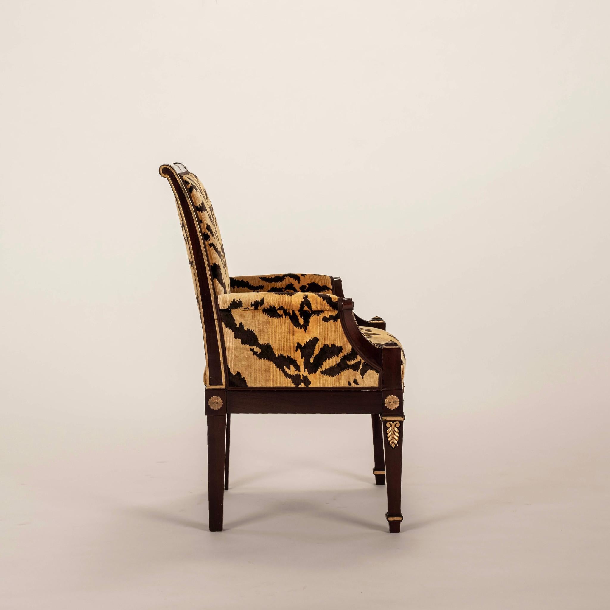 Doré Paire de chaises Bergère Empire du XIXe siècle en velours tigré Scalamandré en vente