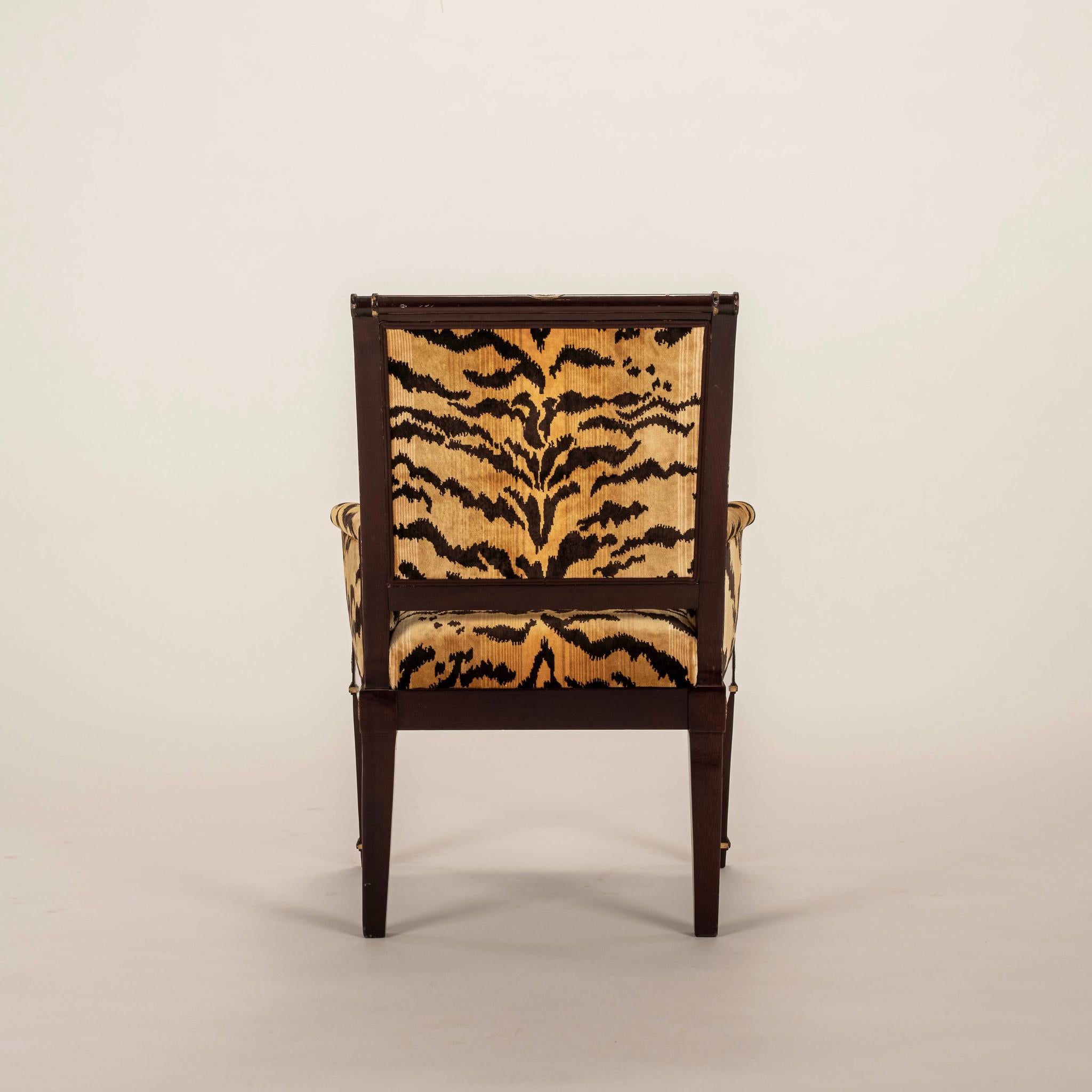 Paire de chaises Bergère Empire du XIXe siècle en velours tigré Scalamandré Bon état - En vente à Houston, TX