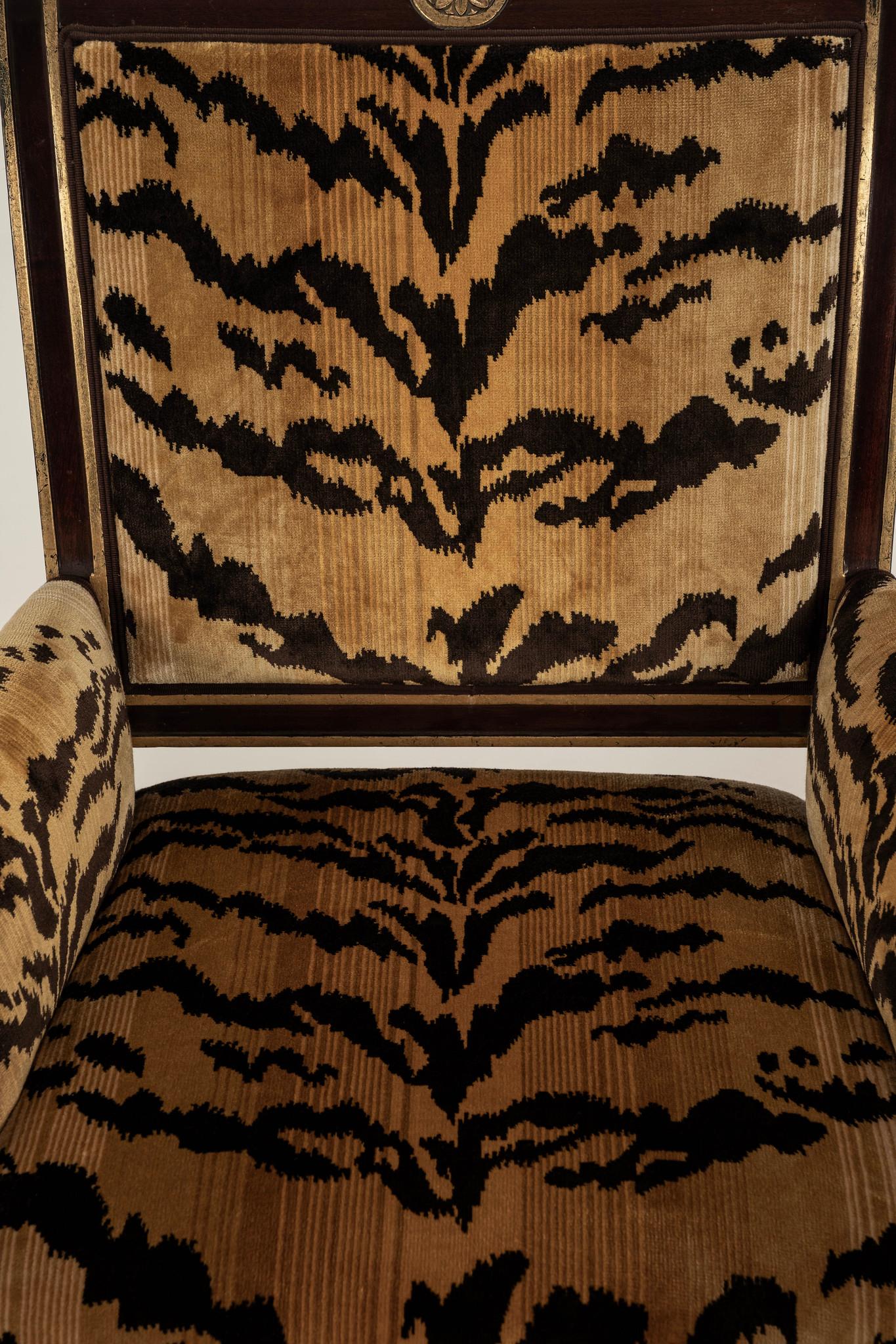 Paire de chaises Bergère Empire du XIXe siècle en velours tigré Scalamandré en vente 2
