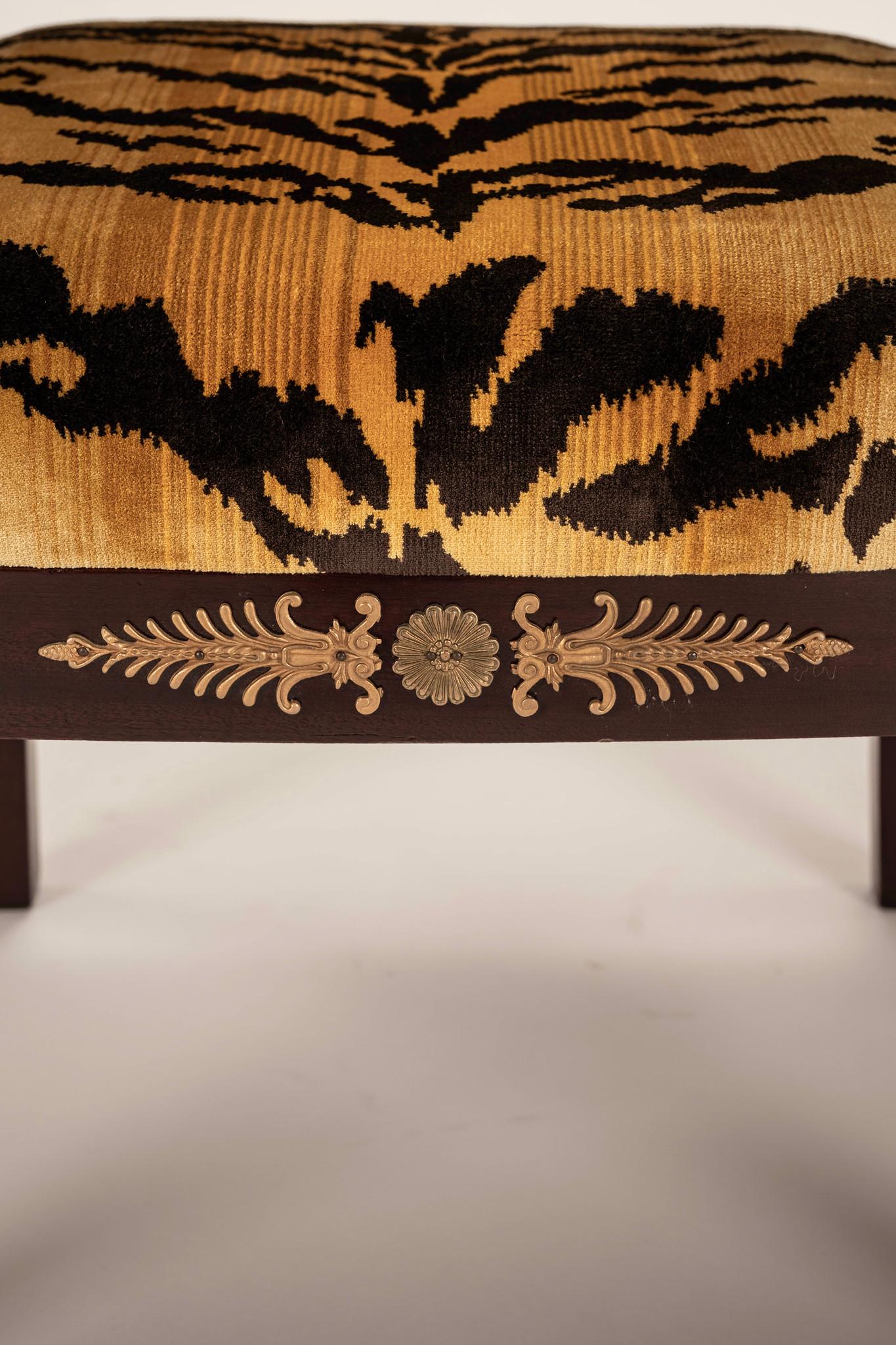 Paire de chaises Bergère Empire du XIXe siècle en velours tigré Scalamandré en vente 3