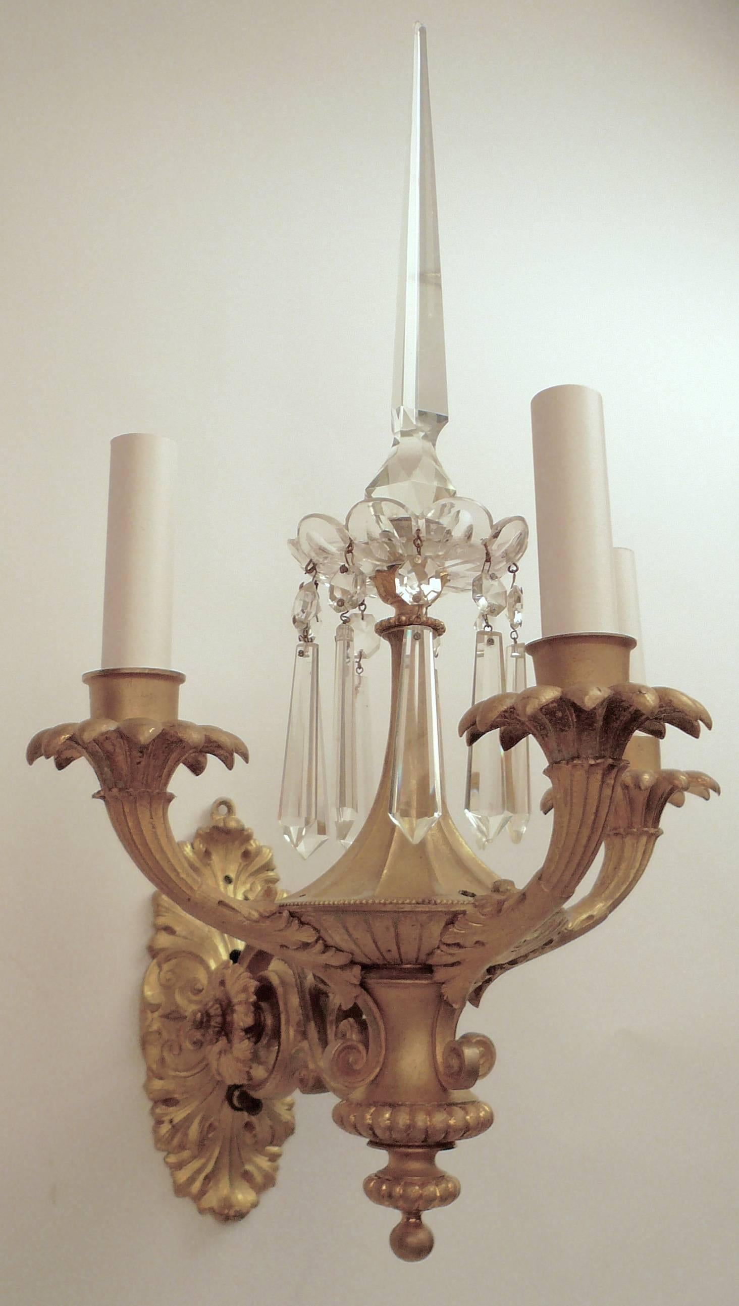 Inglese Coppia di lampade inglesi del XIX secolo in ottone dorato e cristallo in stile neoclassico in vendita