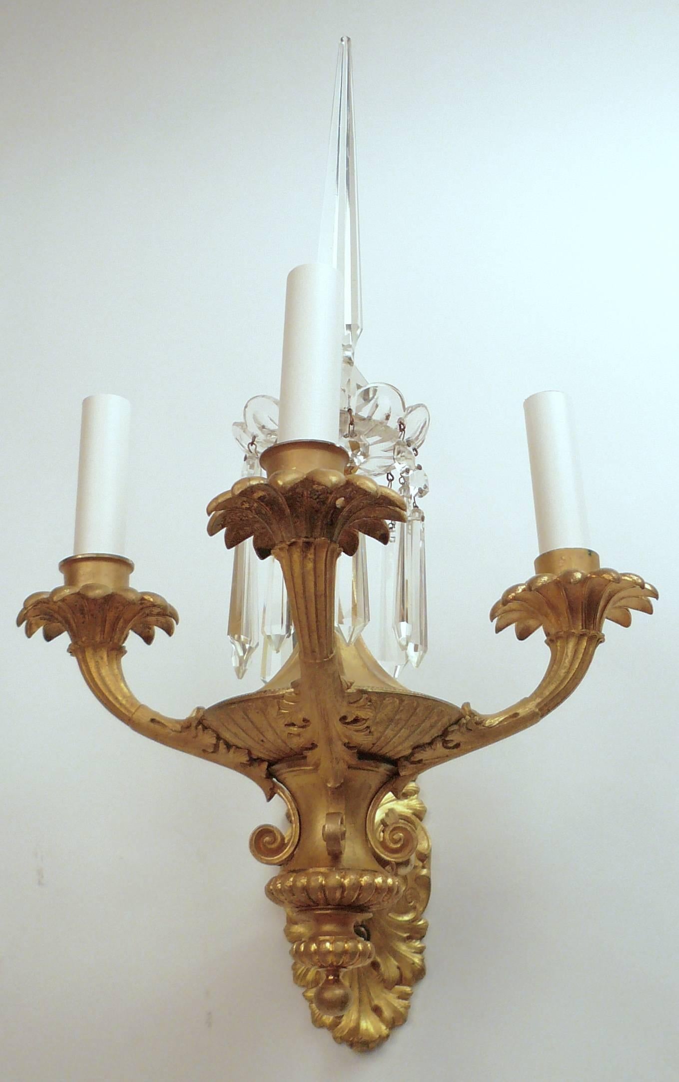 Sfaccettato Coppia di lampade inglesi del XIX secolo in ottone dorato e cristallo in stile neoclassico in vendita