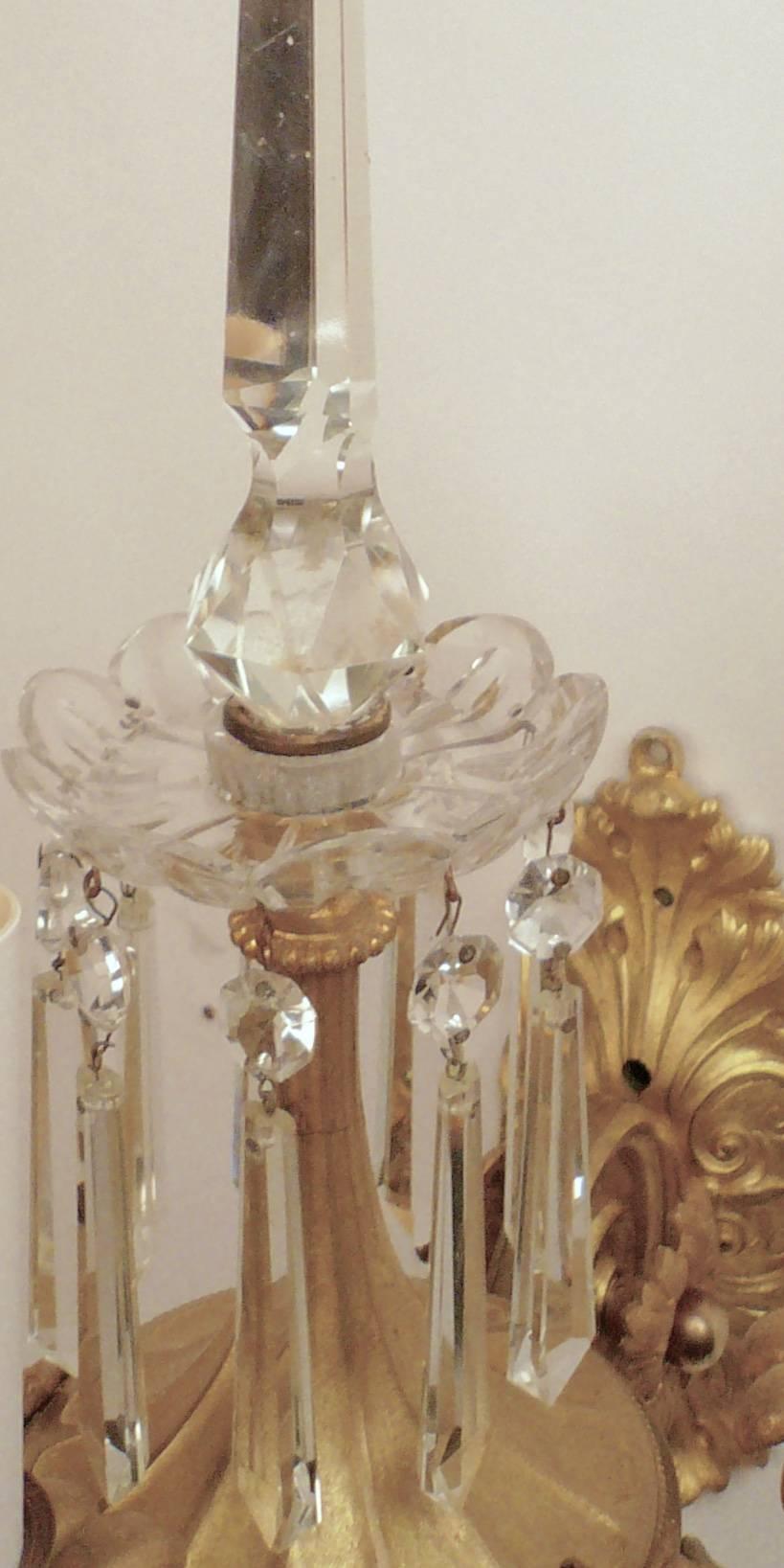 Ottone Coppia di lampade inglesi del XIX secolo in ottone dorato e cristallo in stile neoclassico in vendita