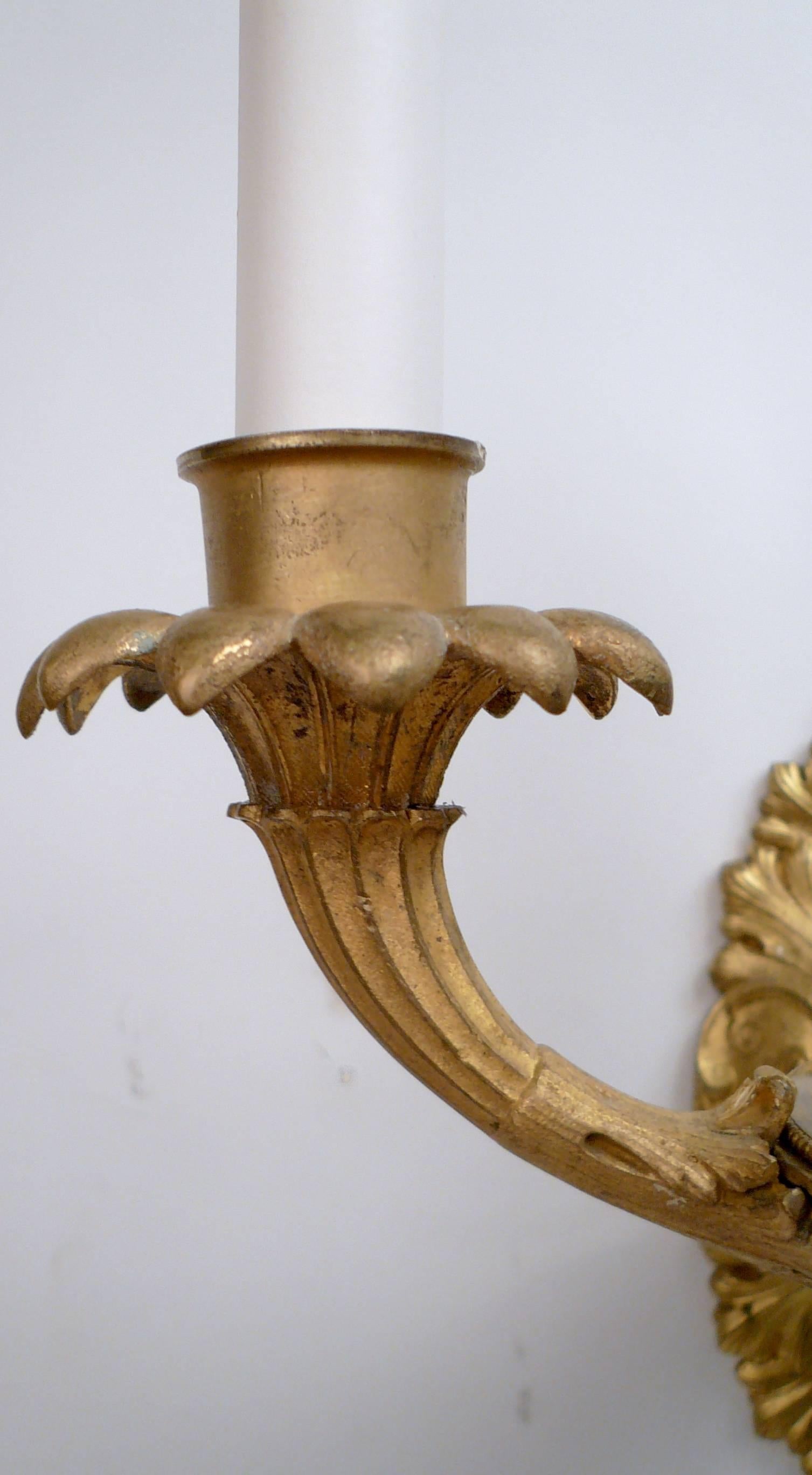 Coppia di lampade inglesi del XIX secolo in ottone dorato e cristallo in stile neoclassico in vendita 1
