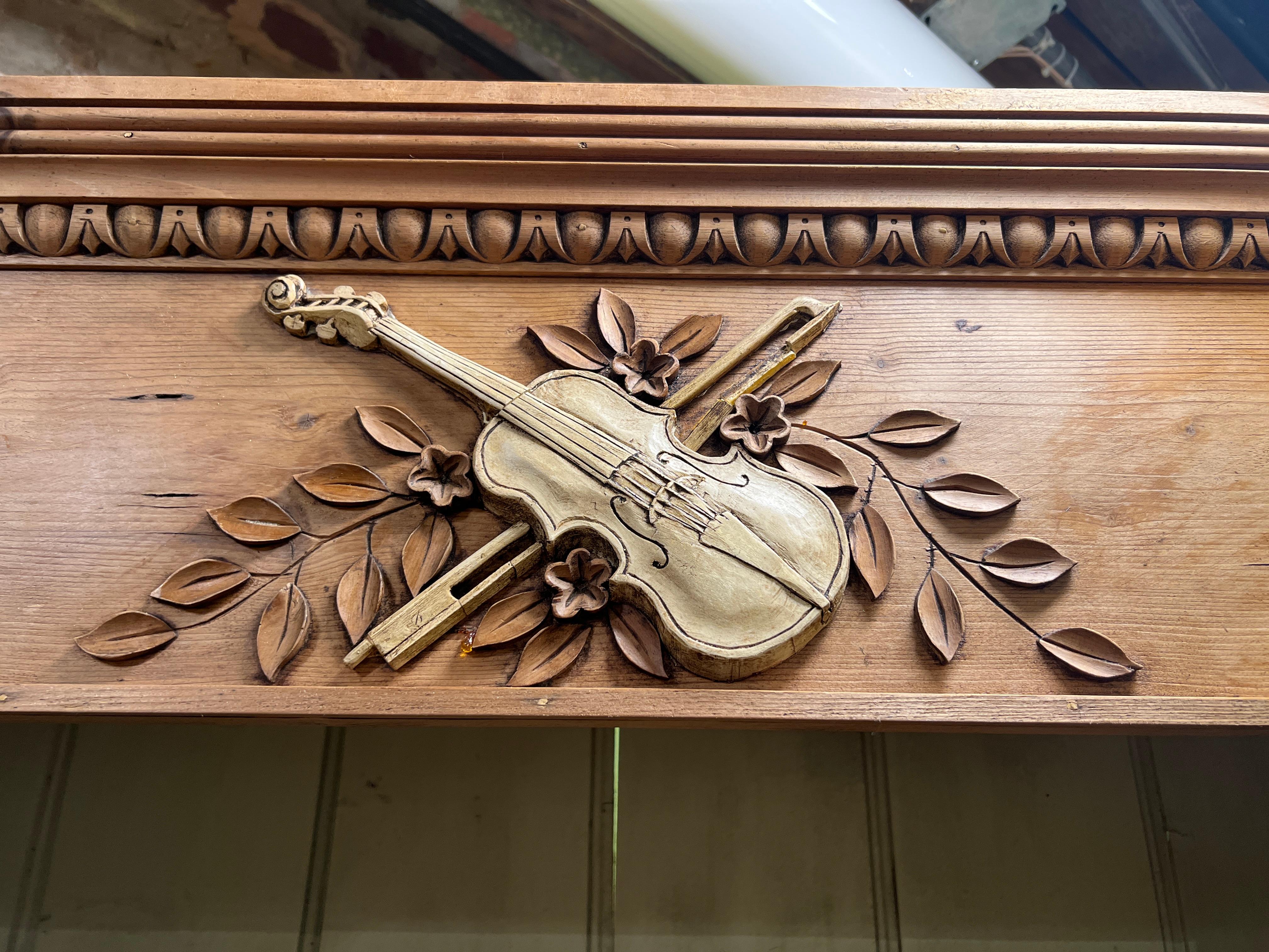 Provincial français Paire de bibliothèques anglaises du 19ème siècle à motif musical et dos peint en vente