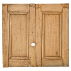Paire de portes d'armoire anglaises à panneaux en pin du 19ème siècle