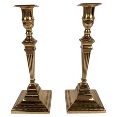 Coppia di candelieri in ottone della Reggenza inglese del XIX secolo
