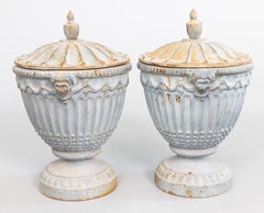 Paar 19. Jahrhundert Englisch Regency Cast Iron Lidded Garden Urnen Mantel Ornaments