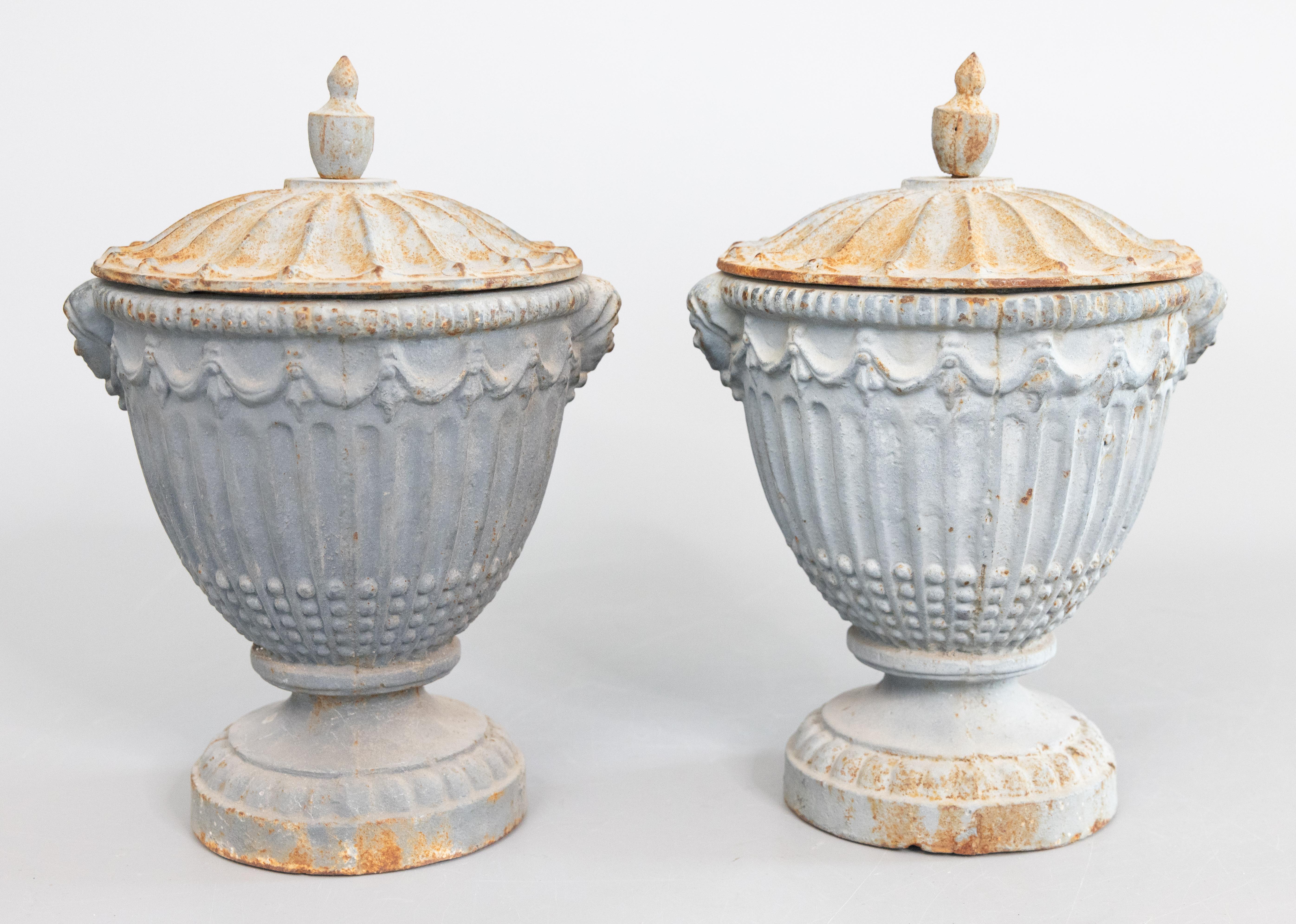Paar 19. Jahrhundert Englisch Regency Cast Iron Lidded Garden Urnen Mantel Ornaments (Gegossen) im Angebot