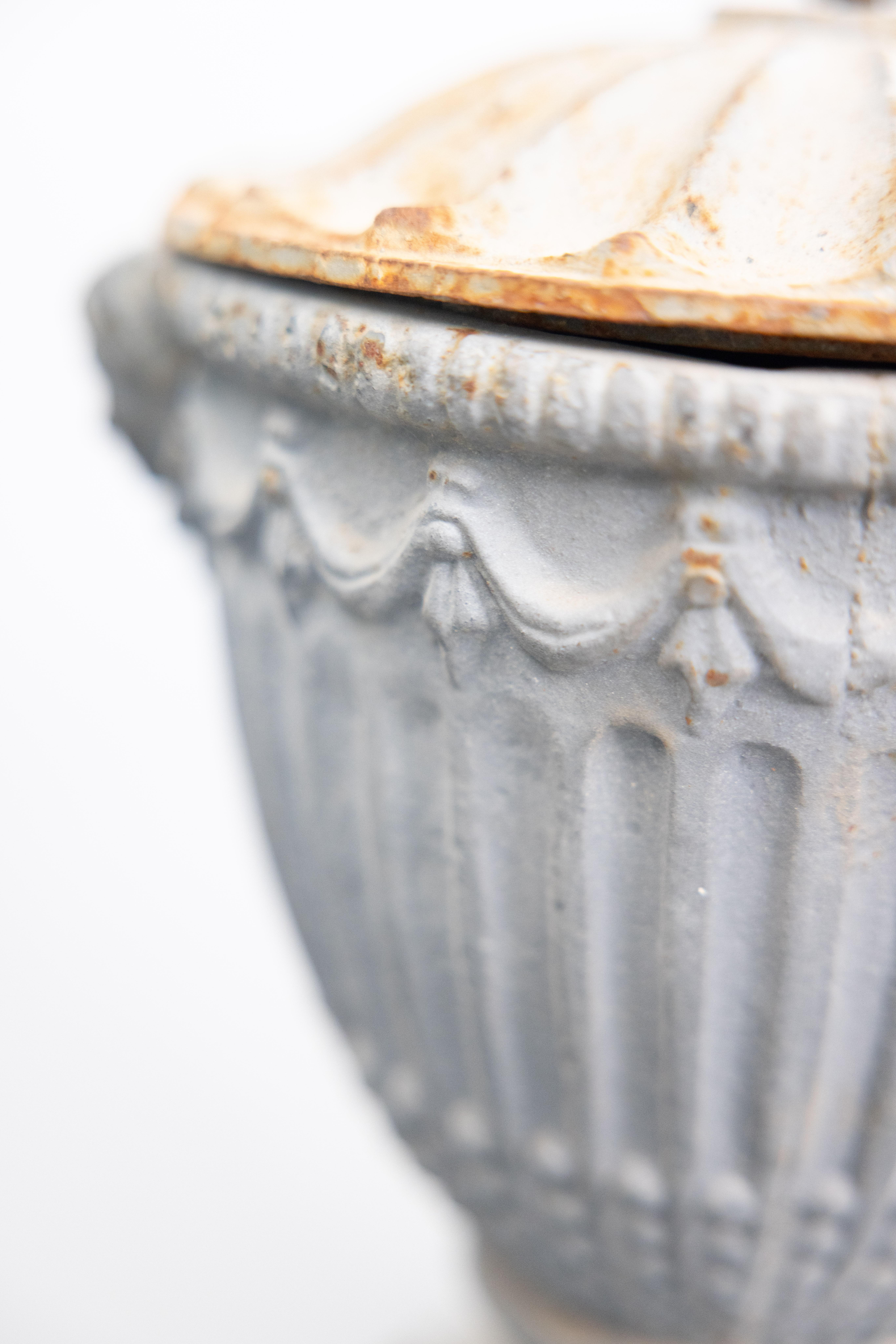 Paar 19. Jahrhundert Englisch Regency Cast Iron Lidded Garden Urnen Mantel Ornaments im Angebot 1