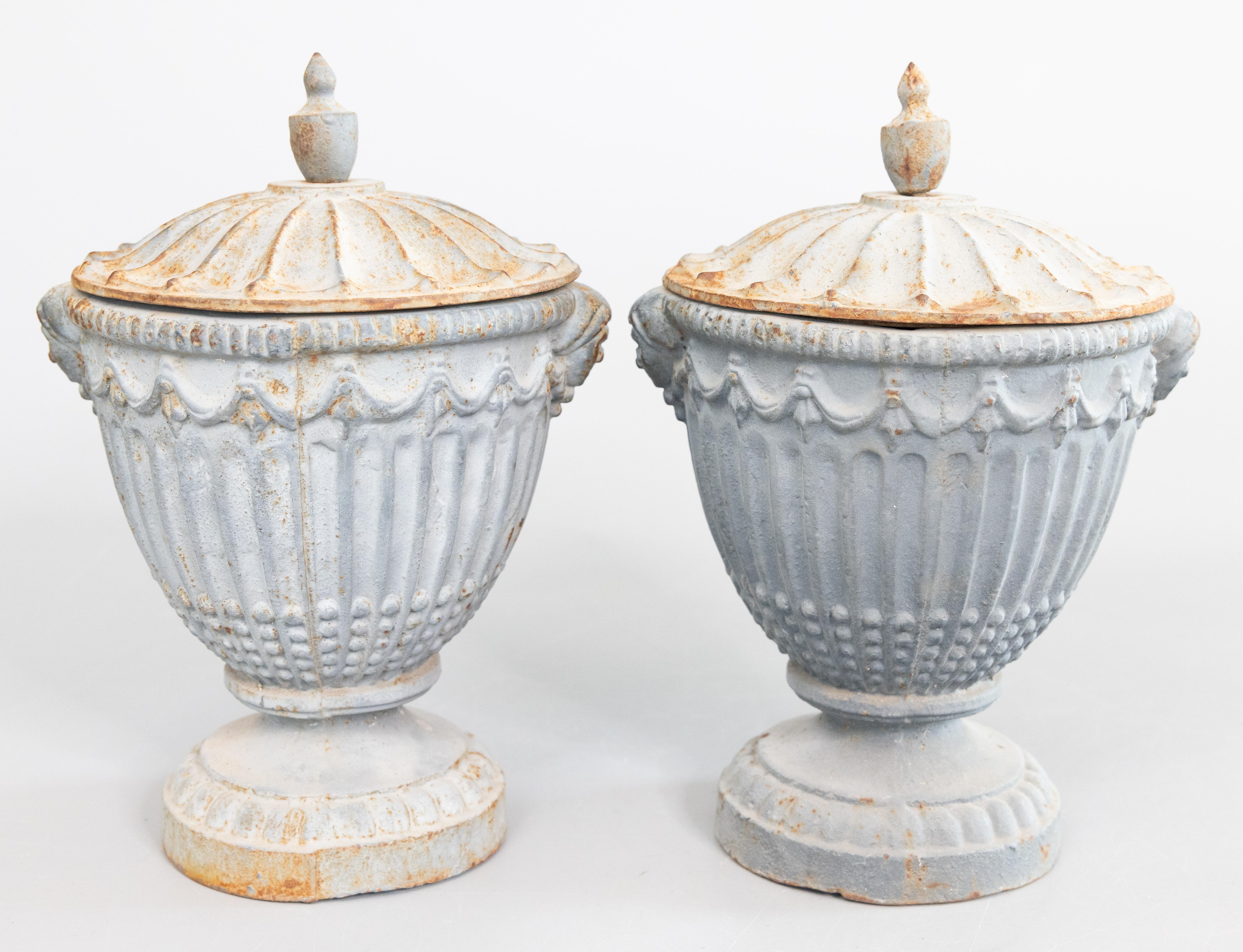 Paar 19. Jahrhundert Englisch Regency Cast Iron Lidded Garden Urnen Mantel Ornaments im Angebot 2