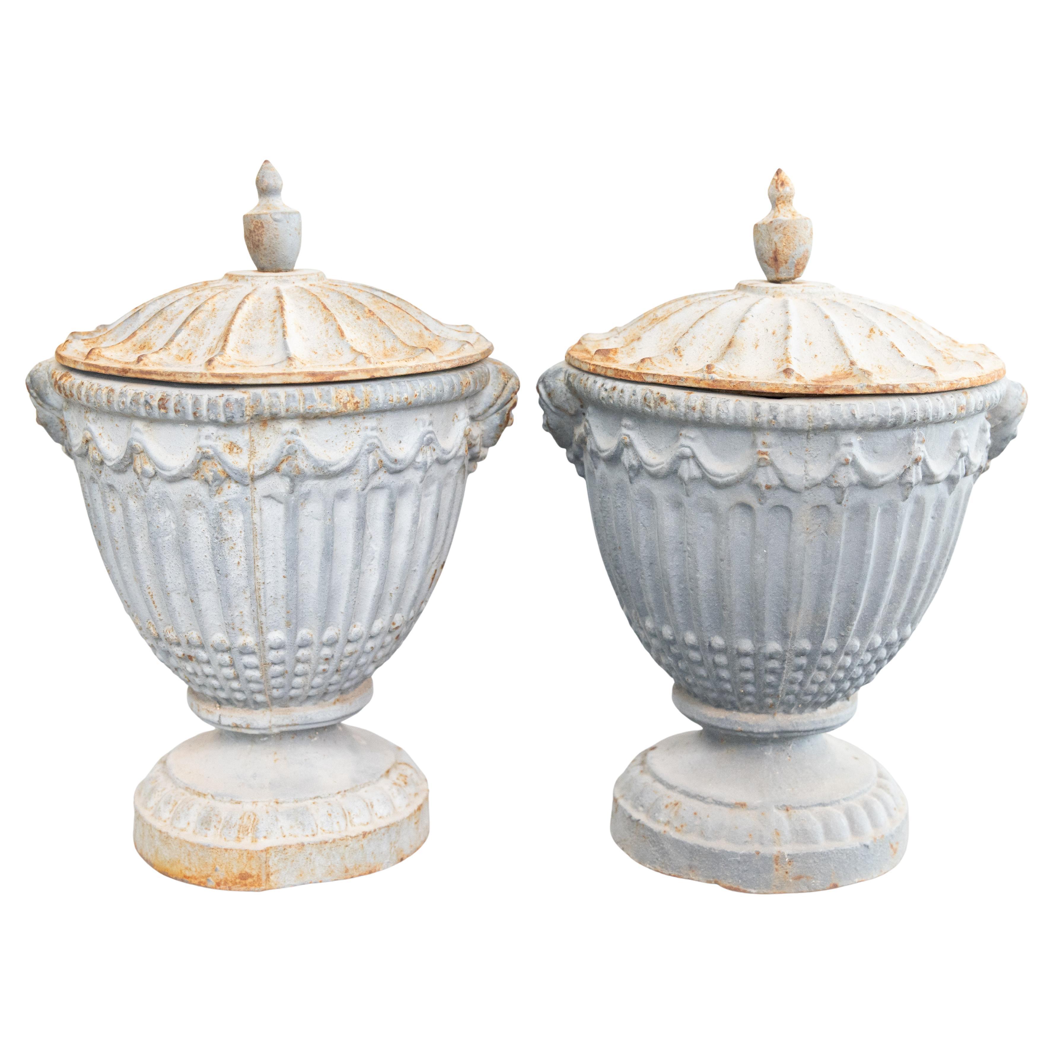 Paar 19. Jahrhundert Englisch Regency Cast Iron Lidded Garden Urnen Mantel Ornaments im Angebot