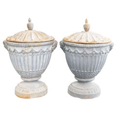 Paar 19. Jahrhundert Englisch Regency Cast Iron Lidded Garden Urnen Mantel Ornaments