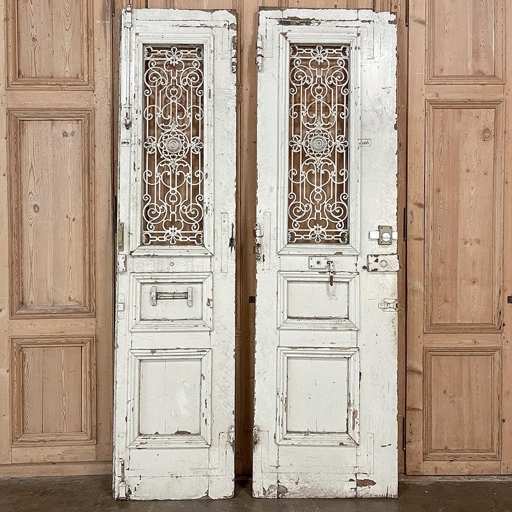 Paar Außentüren aus dem 19. Jahrhundert mit Schmiedeeisen (Französisch) im Angebot
