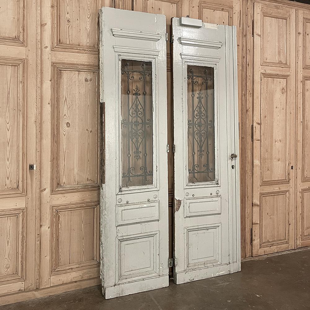 Paar Außentüren aus dem 19. Jahrhundert mit Schmiedeeisen (Handgefertigt) im Angebot