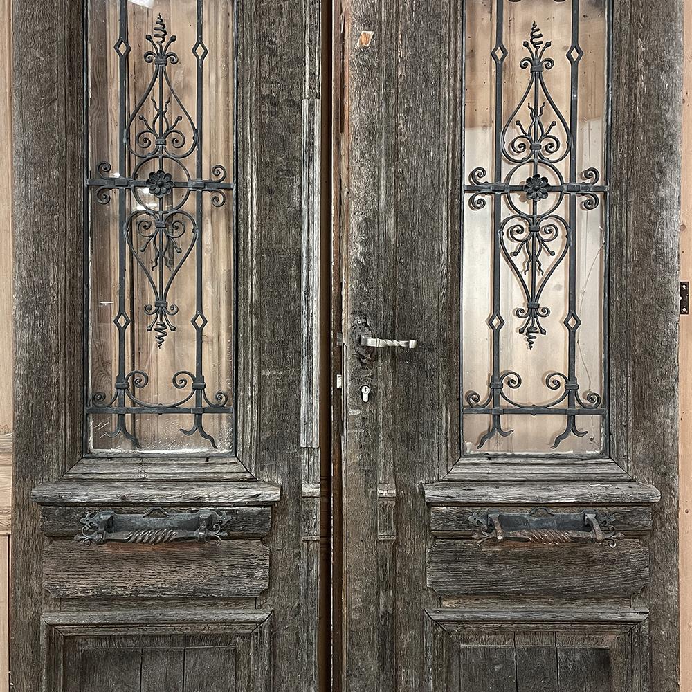 Paar Außentüren aus dem 19. Jahrhundert mit Schmiedeeisen im Angebot 1