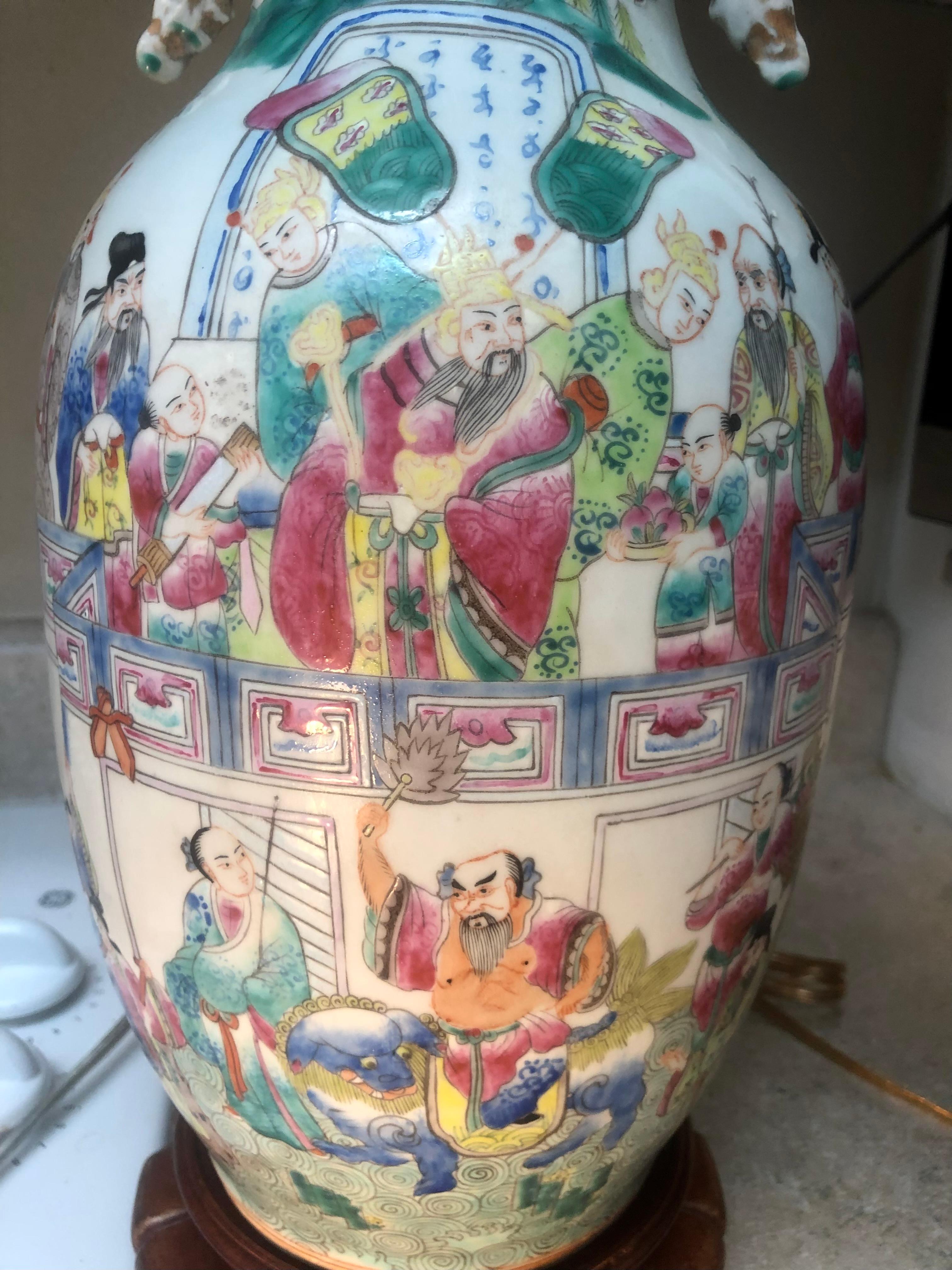 PAIR Chinesische Famille Rose-Porzellanlampen des 19. Jahrhunderts mit Henkeln, sehr lebhaft im Angebot 7