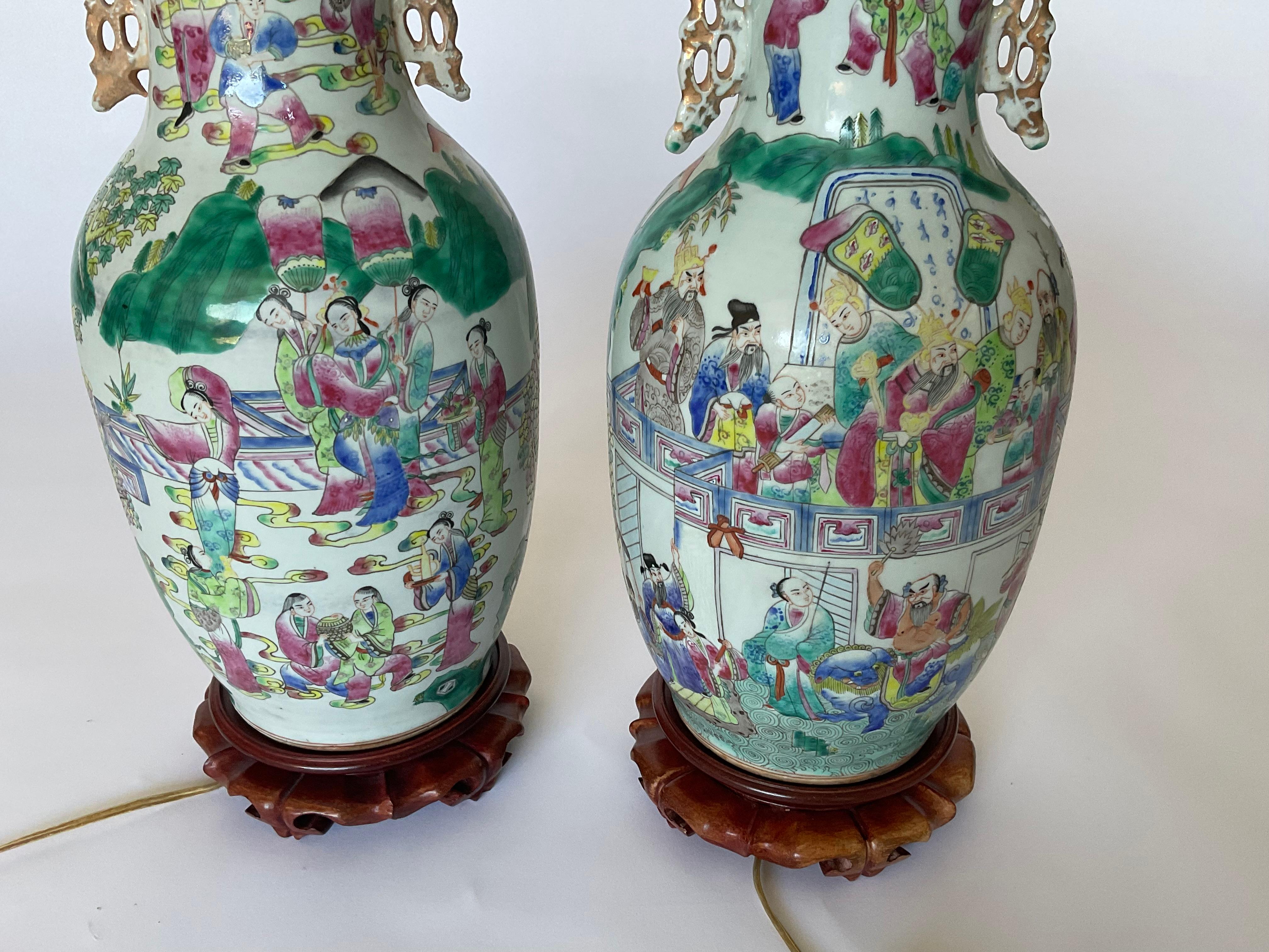 PAIRE Lampes en porcelaine chinoise Famille Rose du 19ème siècle avec poignées Les couleurs très vives rehausseront tout intérieur. La partie en porcelaine mesure 16,5 pouces de haut. 