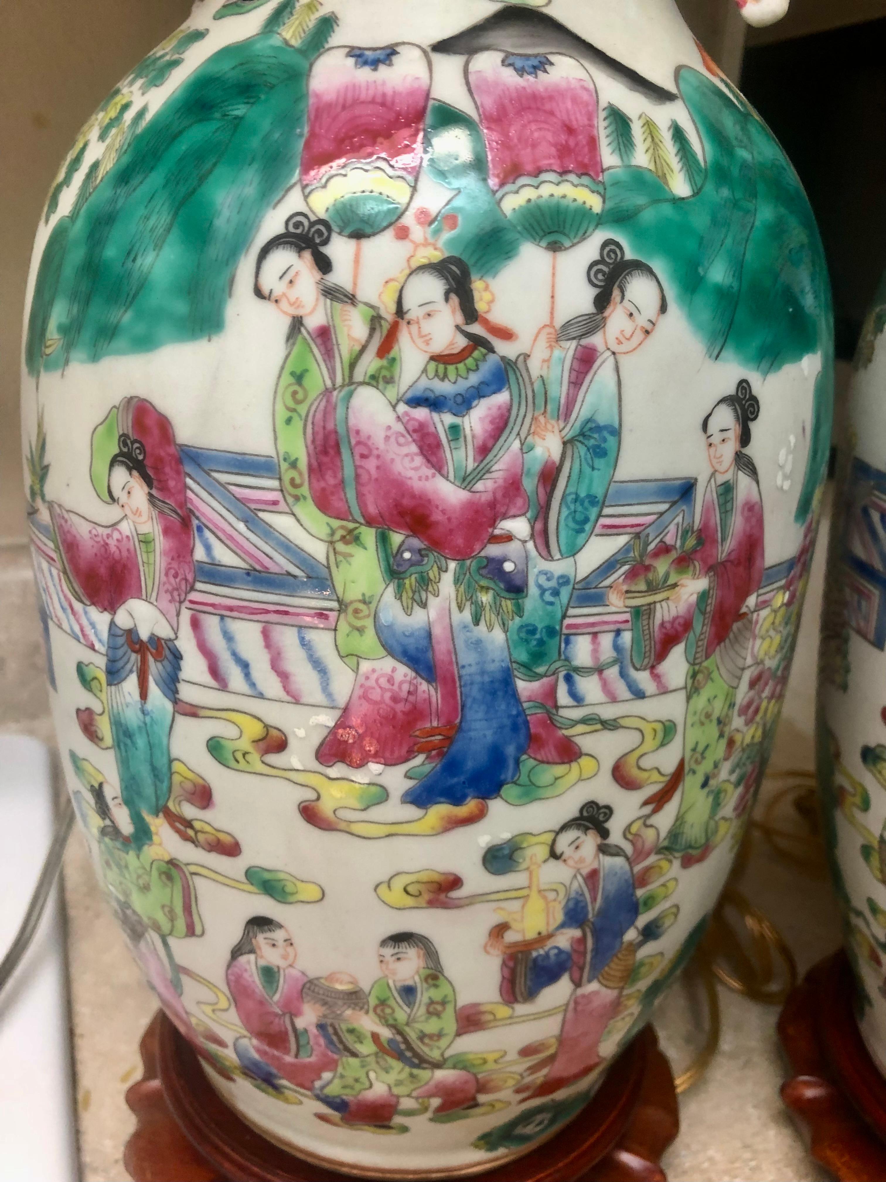 PAIR Chinesische Famille Rose-Porzellanlampen des 19. Jahrhunderts mit Henkeln, sehr lebhaft im Angebot 5