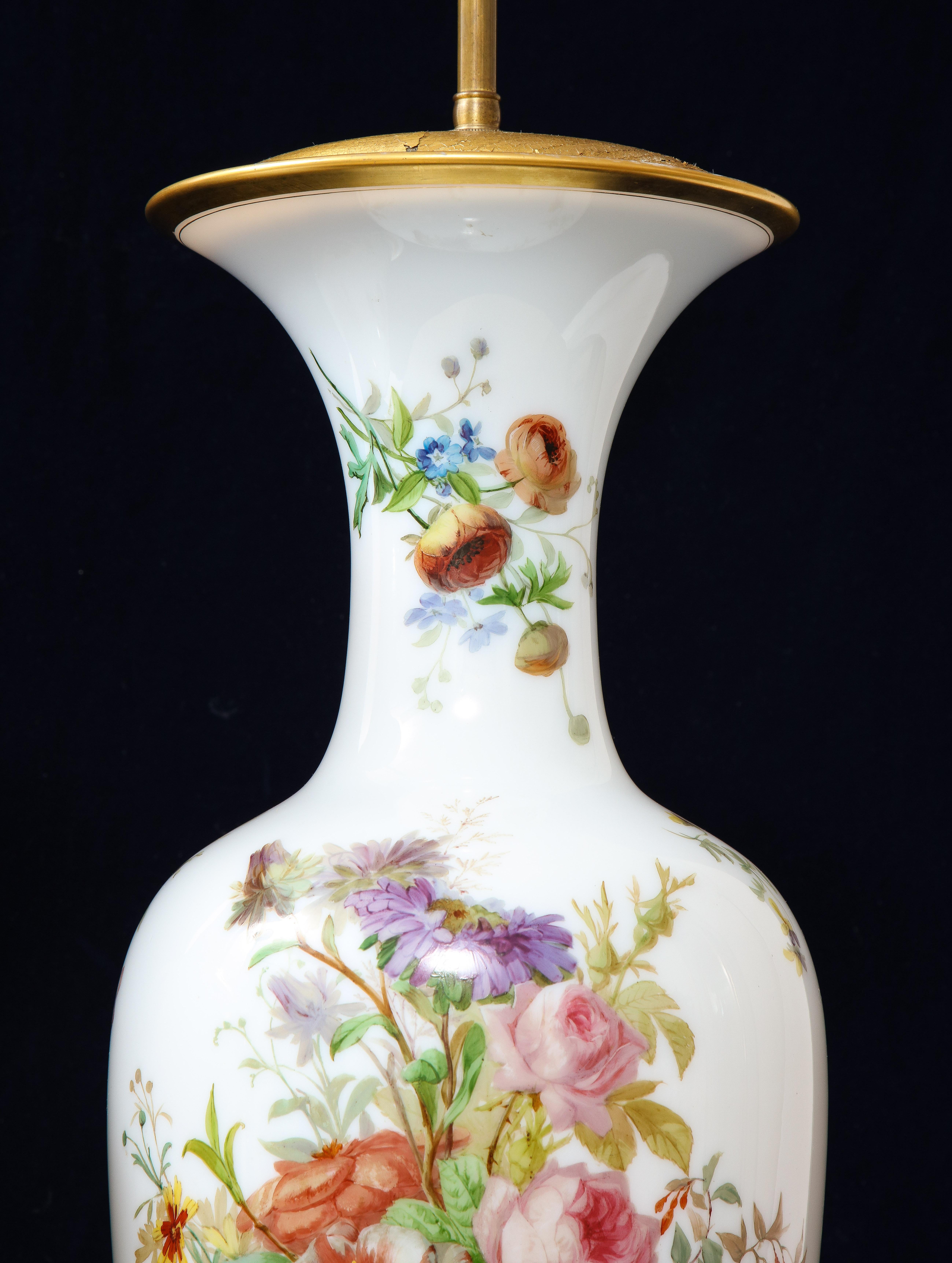 Paire de vases en cristal opalin blanc de Baccarat du 19ème siècle montés comme lampes en vente 5