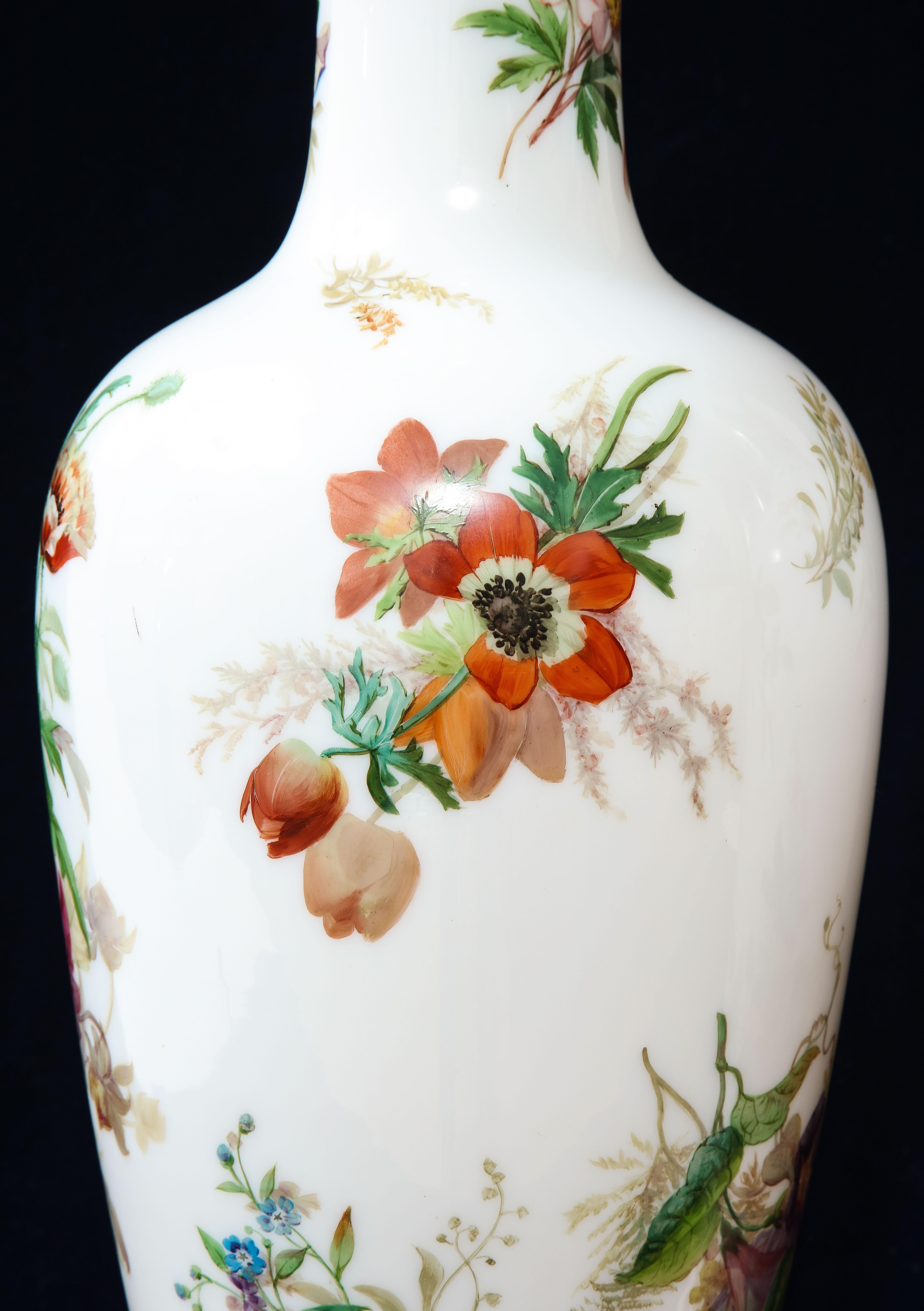 Paire de vases en cristal opalin blanc de Baccarat du 19ème siècle montés comme lampes en vente 7
