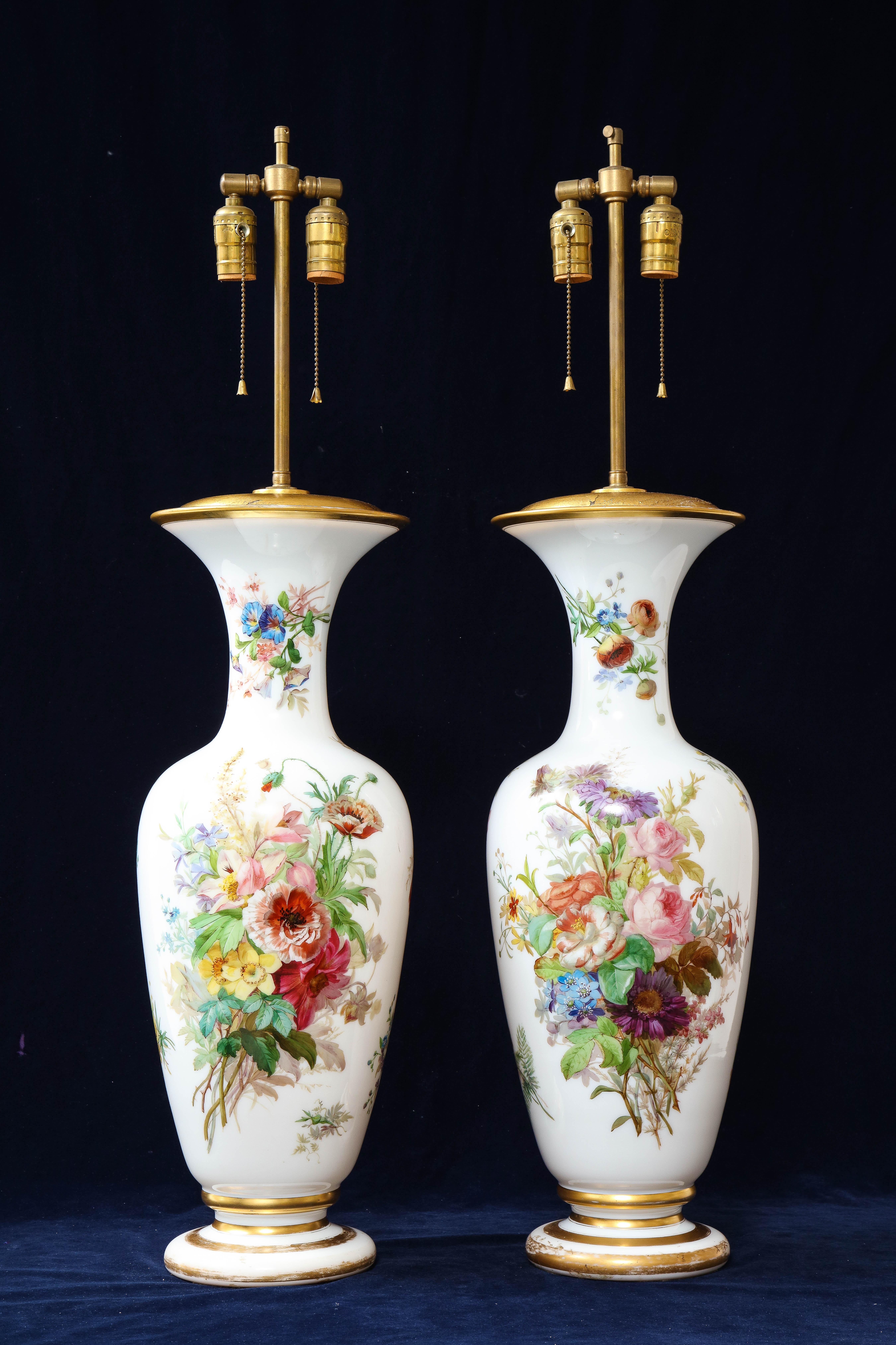 Fabuleuse et monumentale paire de vases en cristal blanc opalin de Baccarat de style Louis XVI français du XIXe siècle, en forme de balustre, décorés de fleurs et montés comme lampes. Chacune de ces lampes en cristal a été fabriquée dans les années