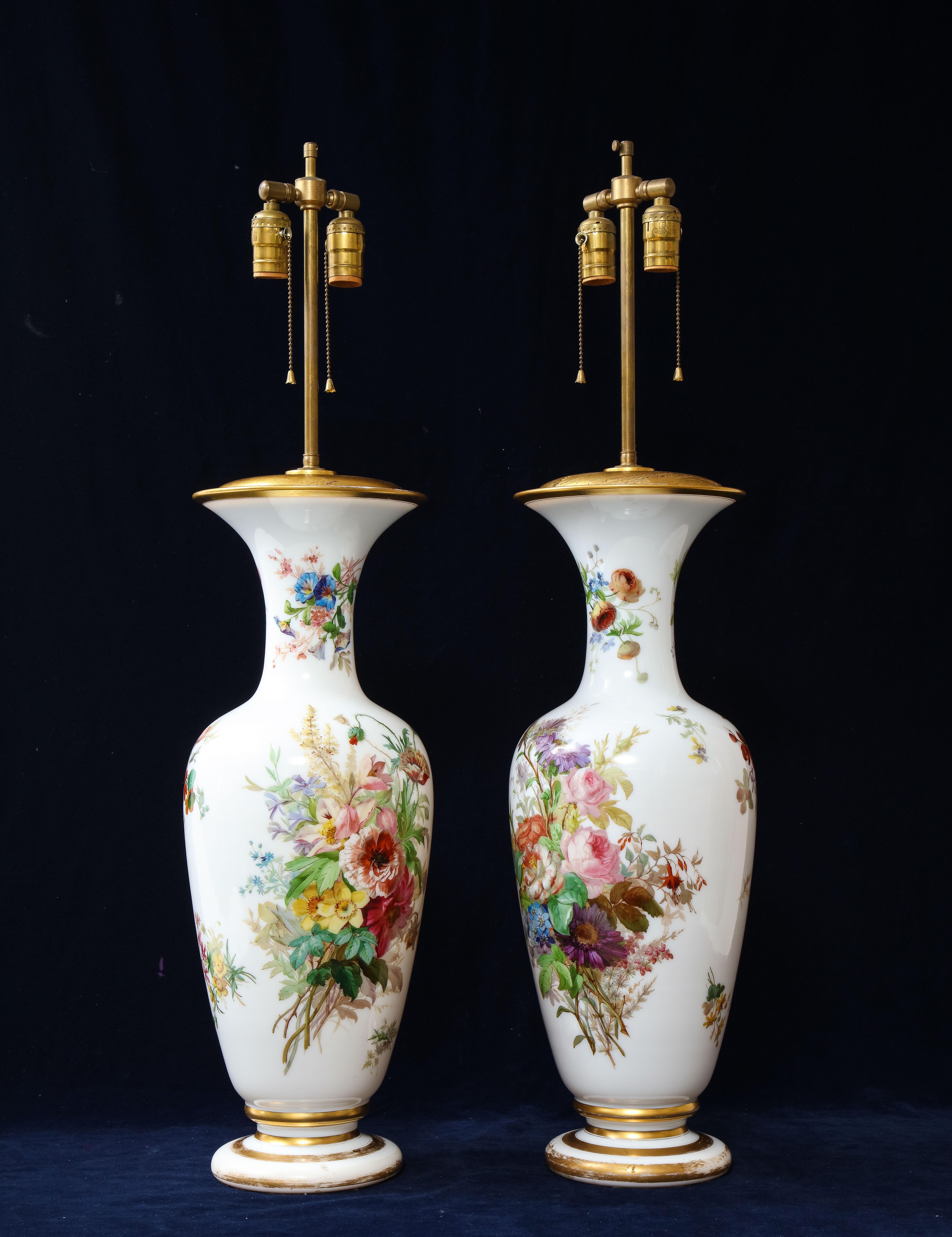 Louis XVI Paire de vases en cristal opalin blanc de Baccarat du 19ème siècle montés comme lampes en vente