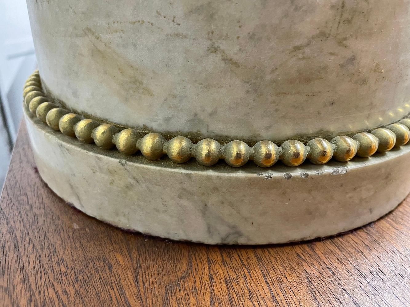 Coppia di candelabri francesi in bronzo e marmo del XIX secolo in vendita 4