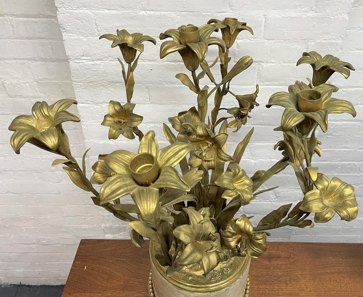 Coppia di candelabri francesi D'ore in bronzo e marmo del XIX secolo.
I candelabri pesano circa 40 libbre ciascuno.