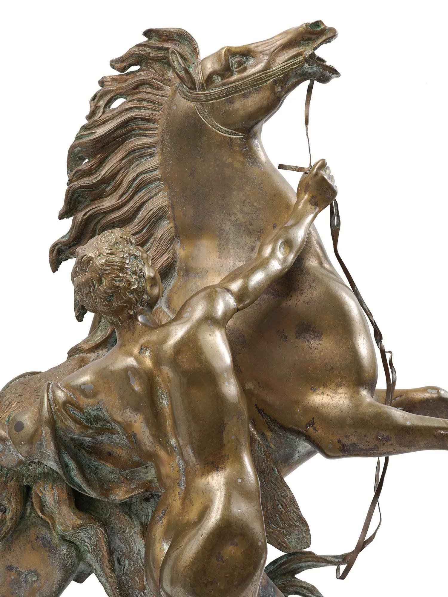 Paar französische Marly-Pferd-Skulpturen aus Bronze des 19. Jahrhunderts nach Coustou (Vergoldet) im Angebot