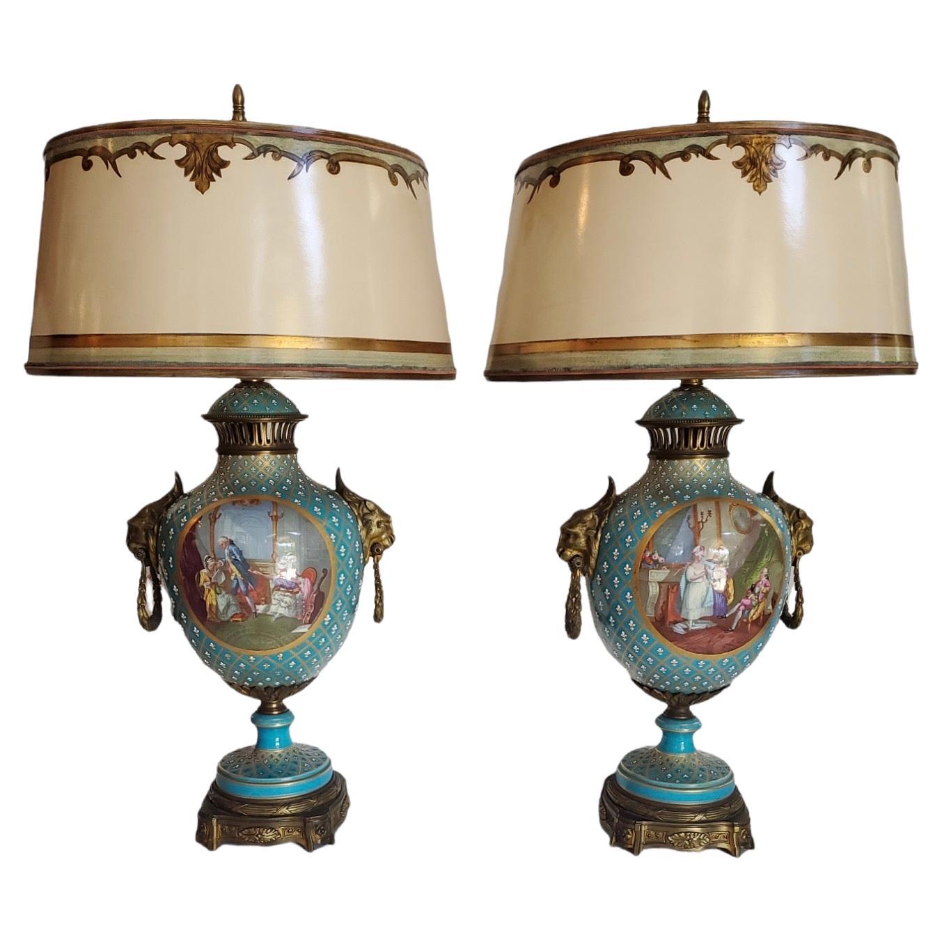 Paar französische Bronze-Urnenlampen mit Serviergeschirr aus dem 19. Jahrhundert