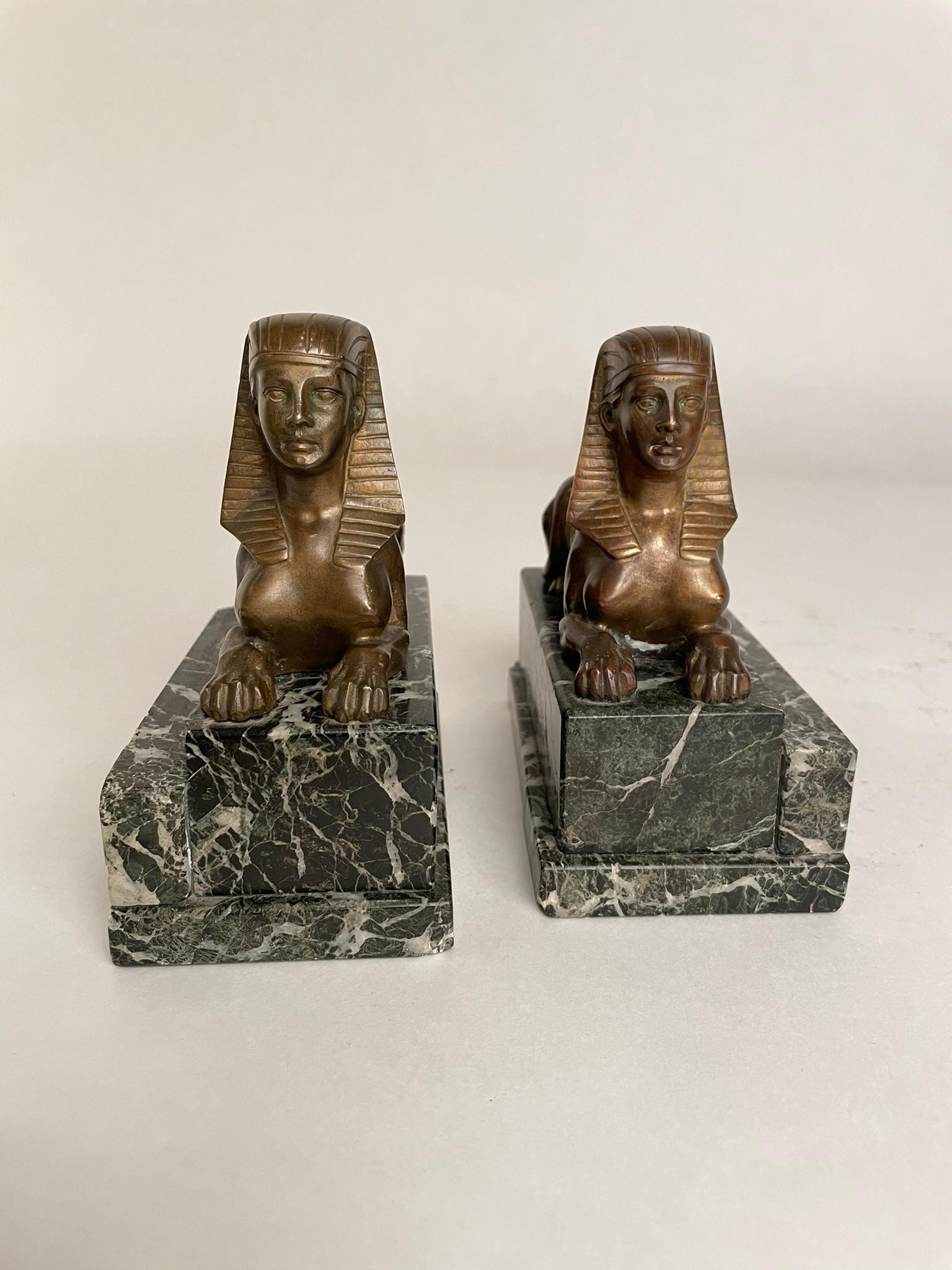 Paar französische Bronze-Sphinx des 19. Jahrhunderts auf Verde-Antico-Marmorsockeln im Angebot 5