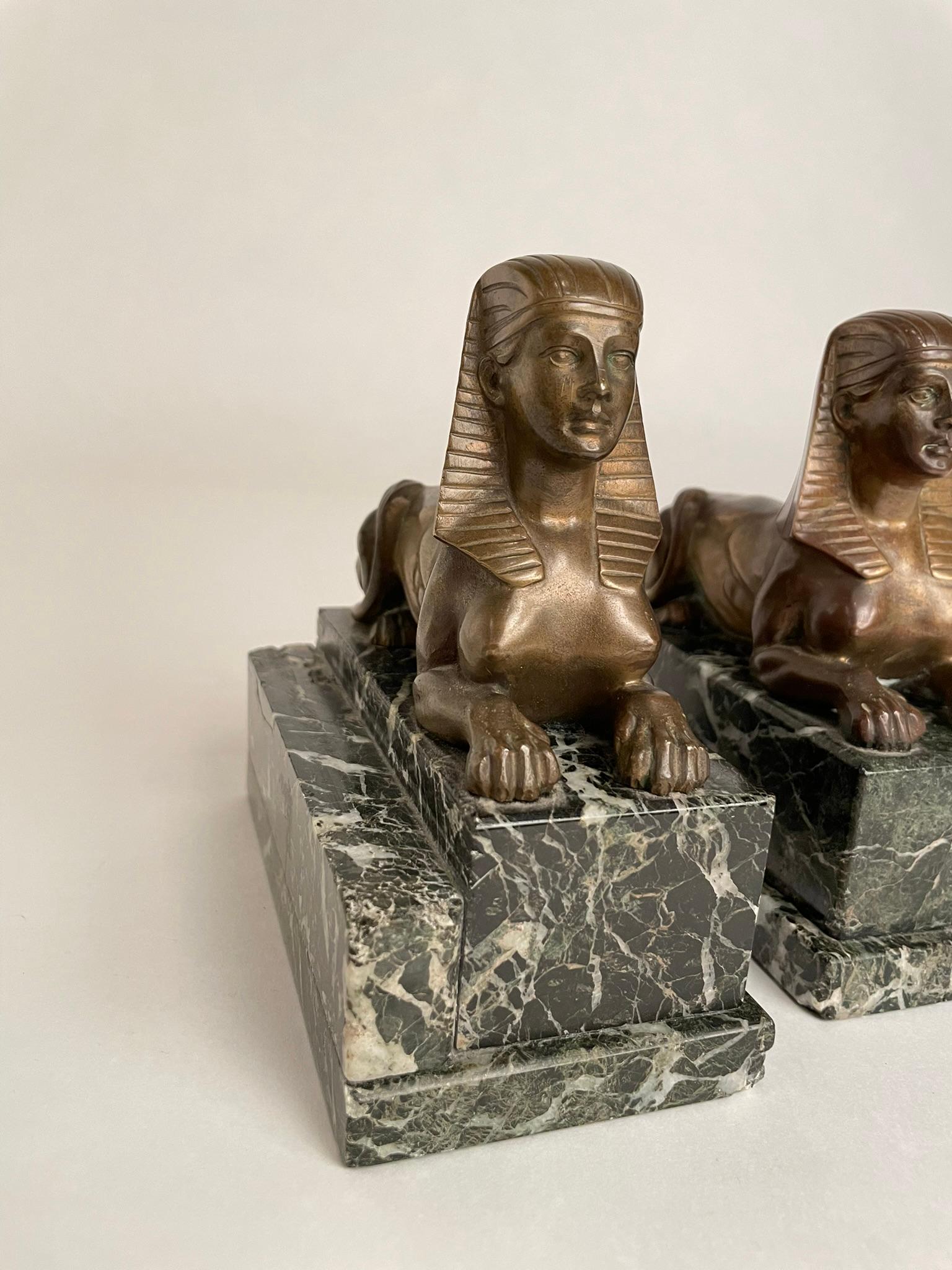Paar französische Bronze-Sphinx des 19. Jahrhunderts auf Verde-Antico-Marmorsockeln im Angebot 6