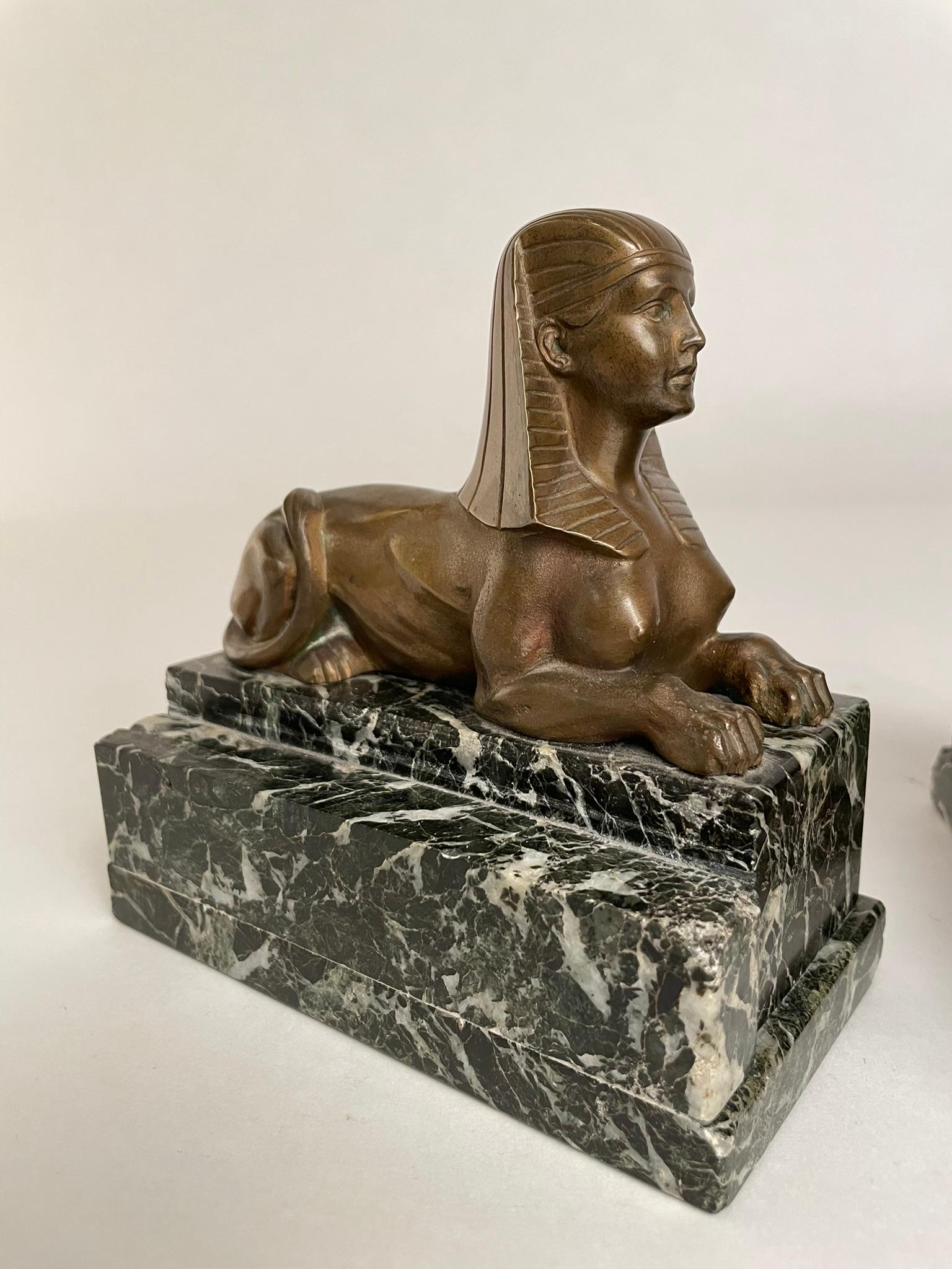 Paire de sphinx en bronze français du 19e siècle sur socle en marbre Verde Antico en vente 5