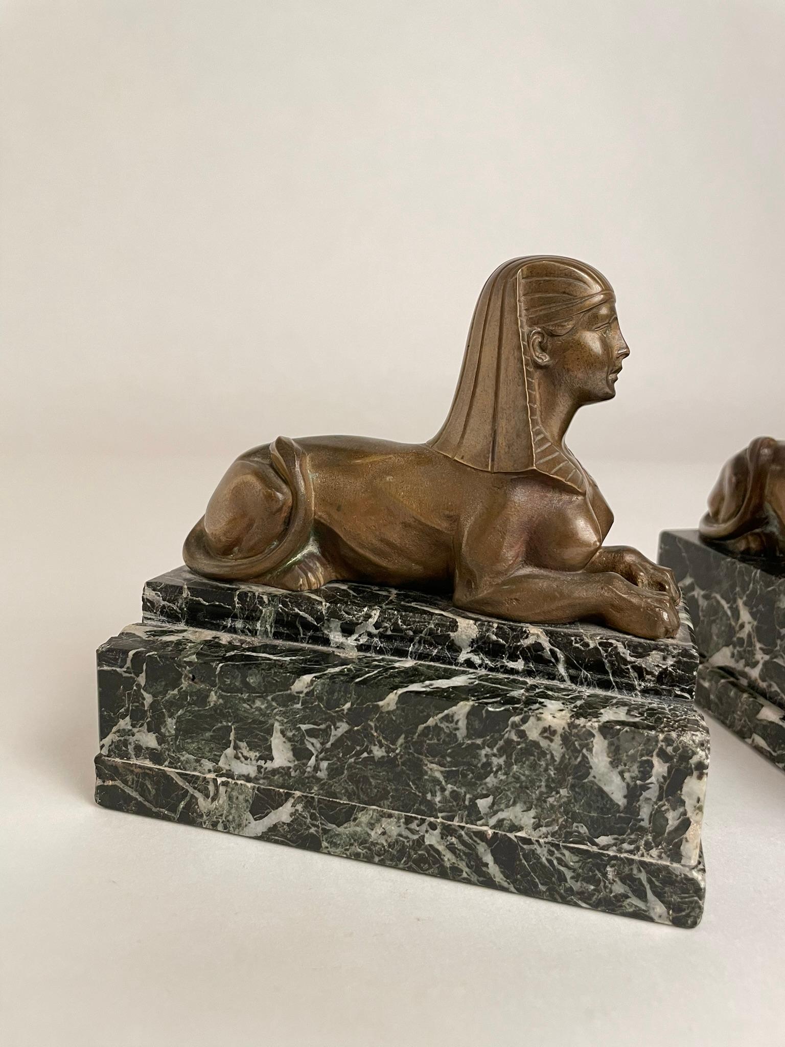 Paire de sphinx en bronze français du 19e siècle sur socle en marbre Verde Antico en vente 6