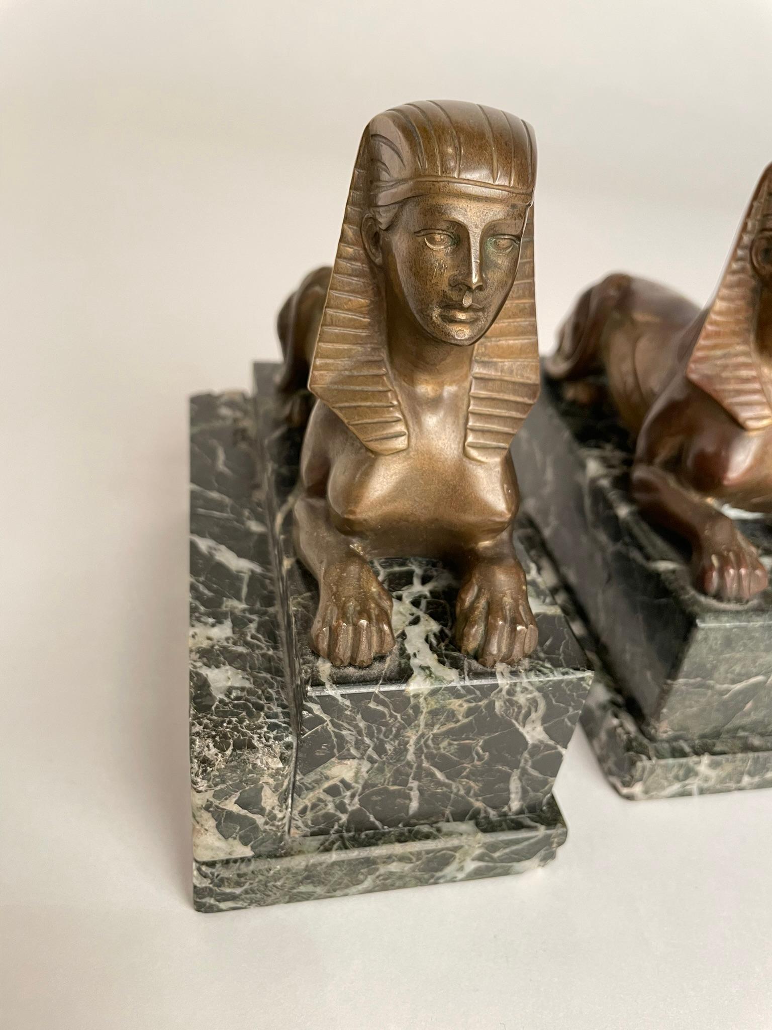 Paar französische Bronze-Sphinx des 19. Jahrhunderts auf Verde-Antico-Marmorsockeln im Angebot 13