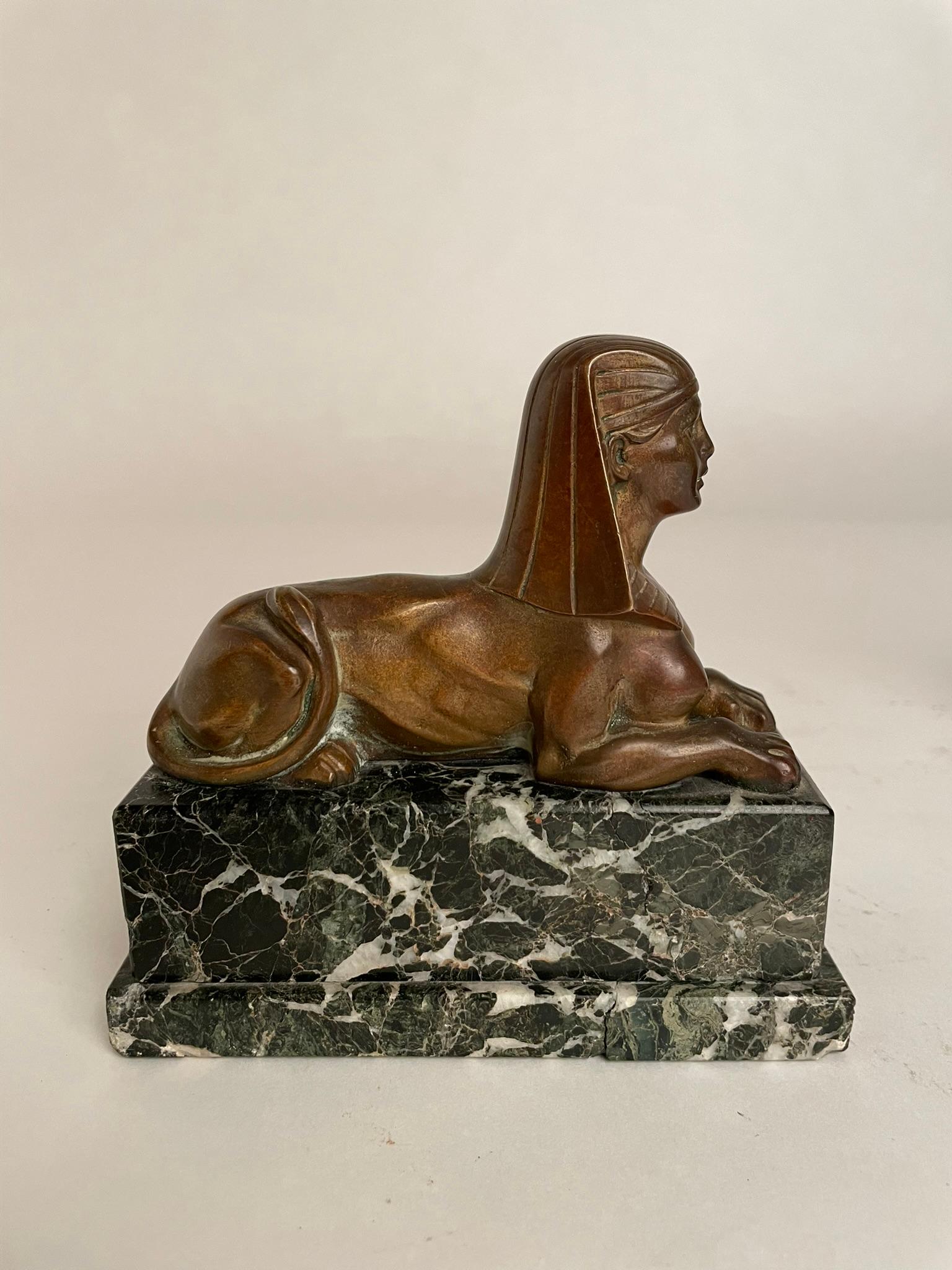 Empire Paire de sphinx en bronze français du 19e siècle sur socle en marbre Verde Antico en vente