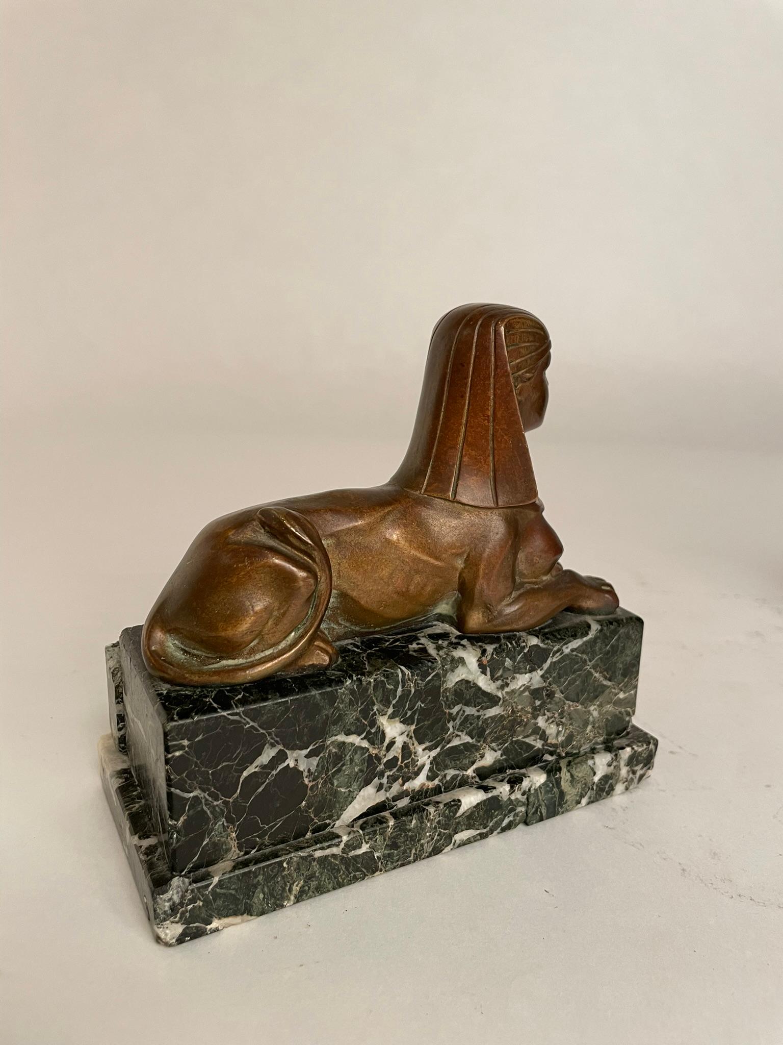 Français Paire de sphinx en bronze français du 19e siècle sur socle en marbre Verde Antico en vente