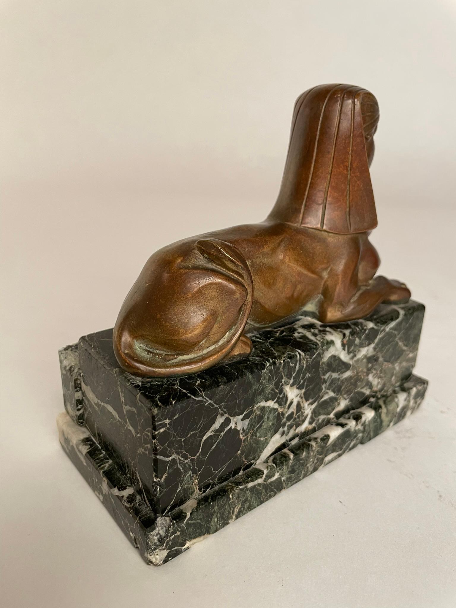 Paar französische Bronze-Sphinx des 19. Jahrhunderts auf Verde-Antico-Marmorsockeln (Gegossen) im Angebot