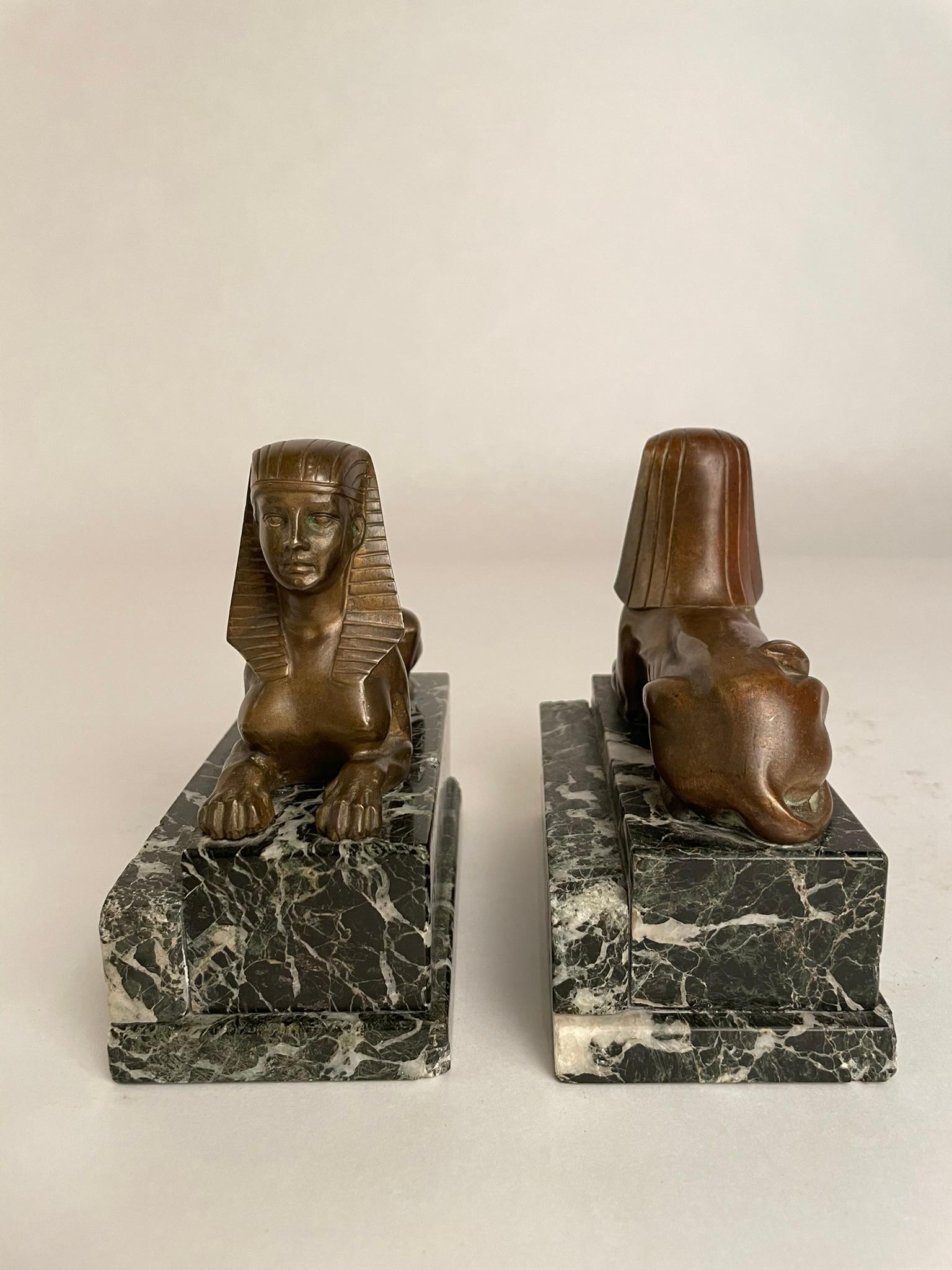 Paar französische Bronze-Sphinx des 19. Jahrhunderts auf Verde-Antico-Marmorsockeln im Zustand „Gut“ im Angebot in Stamford, CT