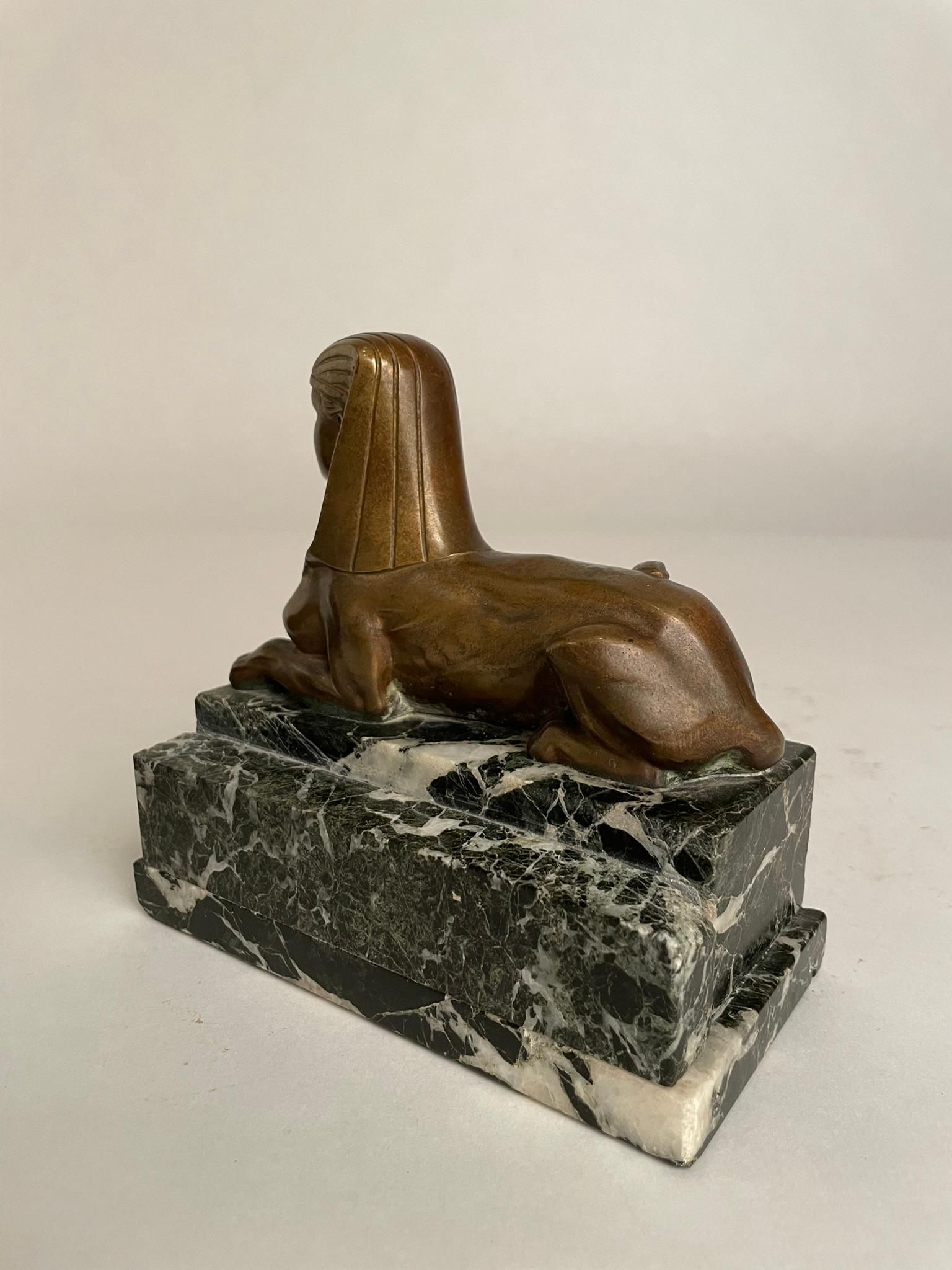 Paar französische Bronze-Sphinx des 19. Jahrhunderts auf Verde-Antico-Marmorsockeln im Angebot 1