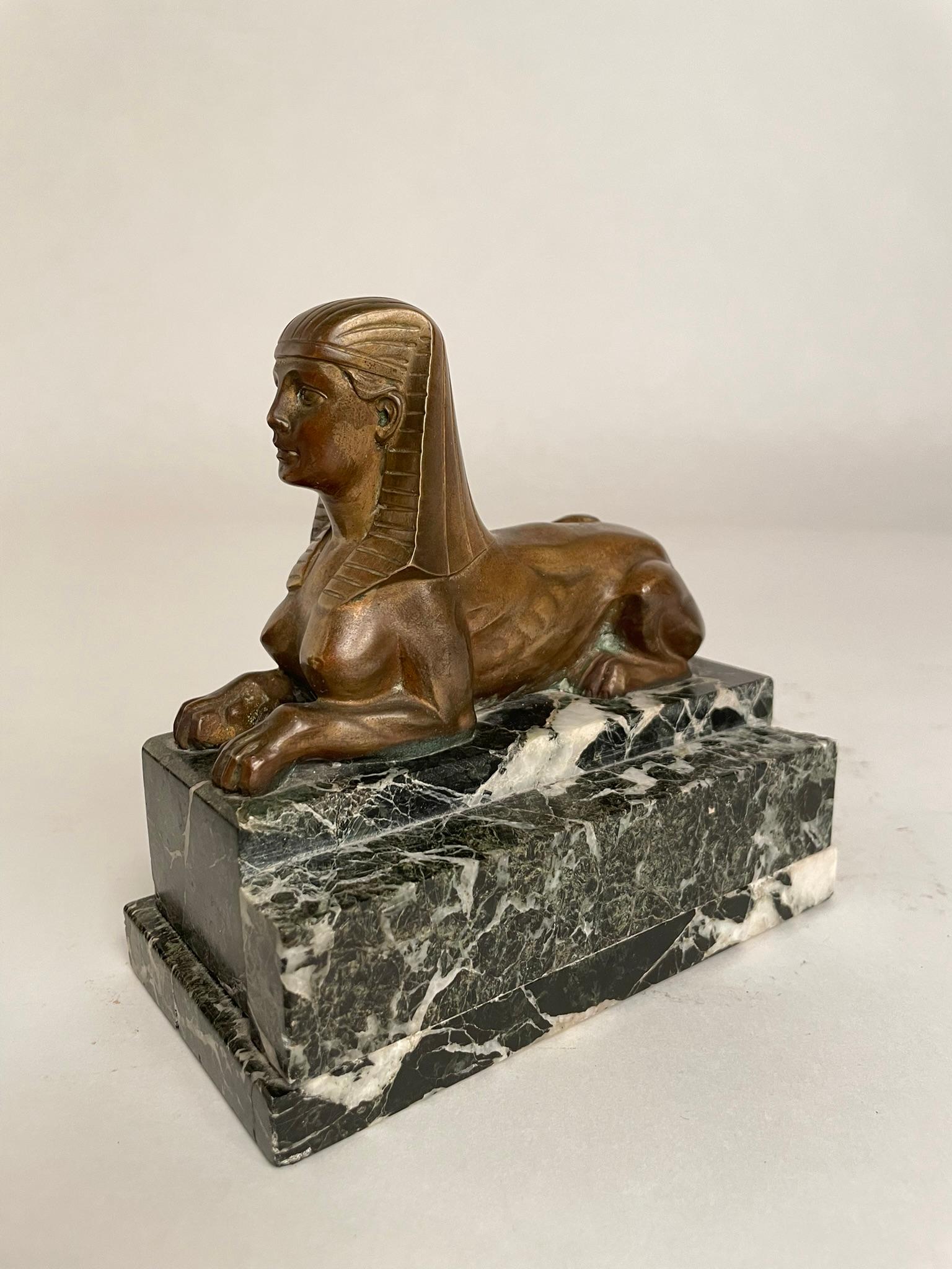 Paire de sphinx en bronze français du 19e siècle sur socle en marbre Verde Antico en vente 1