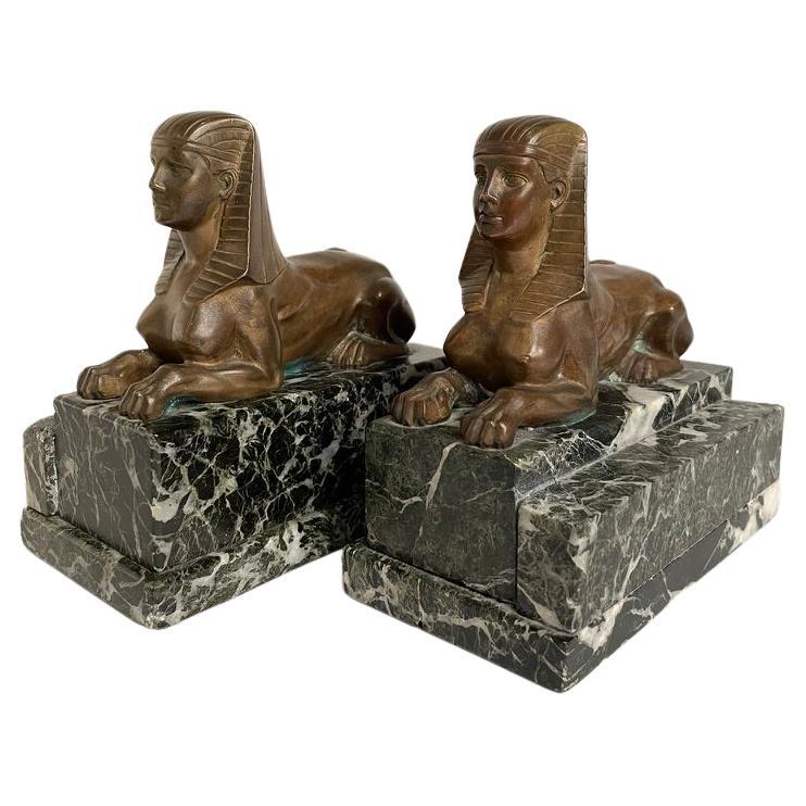 Pareja de esfinges de bronce francesas del siglo XIX sobre bases de mármol verde antico en venta