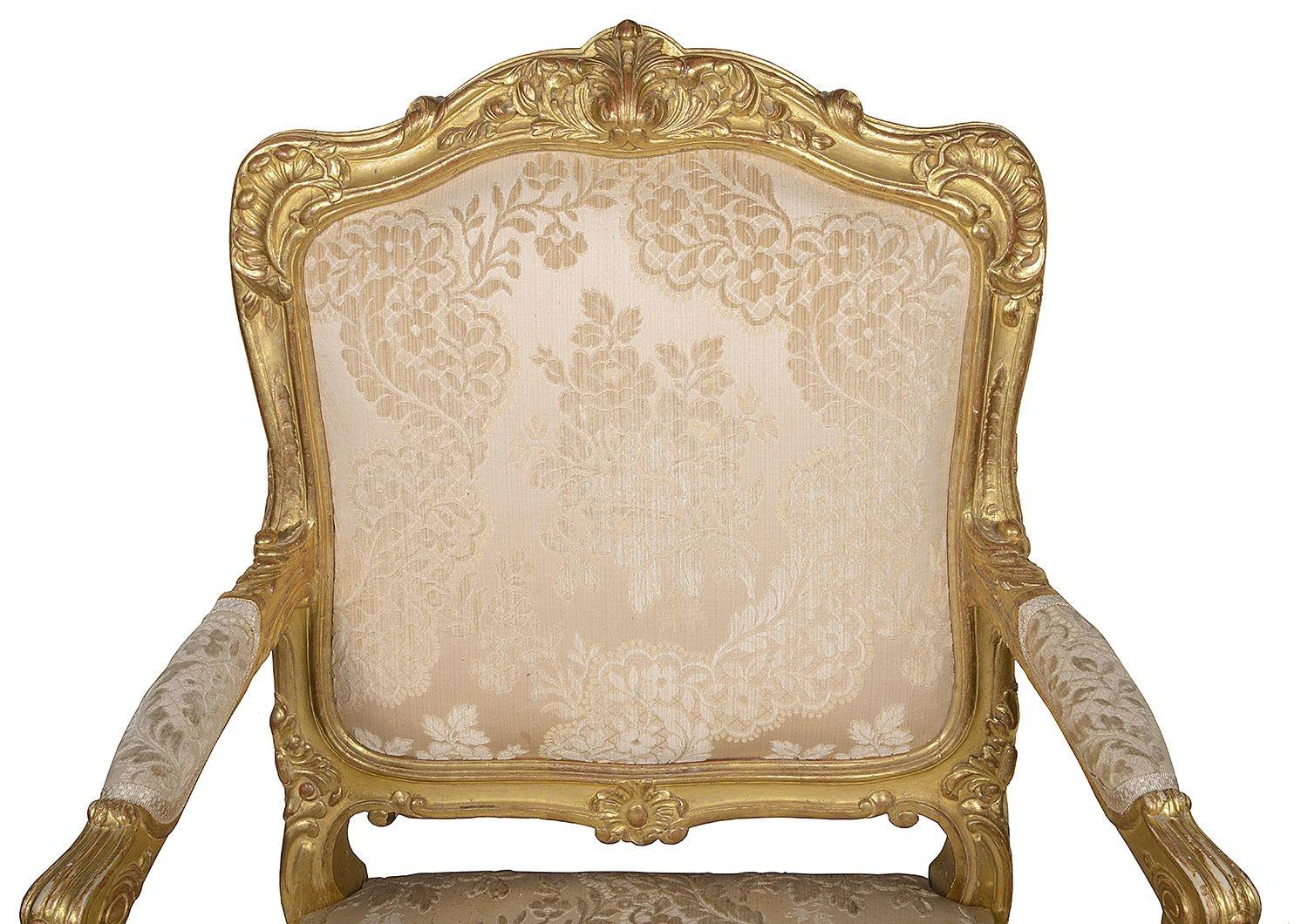 Ein sehr gutes Paar französischer Salonsessel aus geschnitztem Goldholz des späten 19. Jahrhunderts. Jedes mit wunderschönem, blattförmigem Dekor am Schauholzrahmen, gepolstertem Sitz, Rücken und Armlehnen. Auf eleganten geschnitzten Cabriole-Beinen