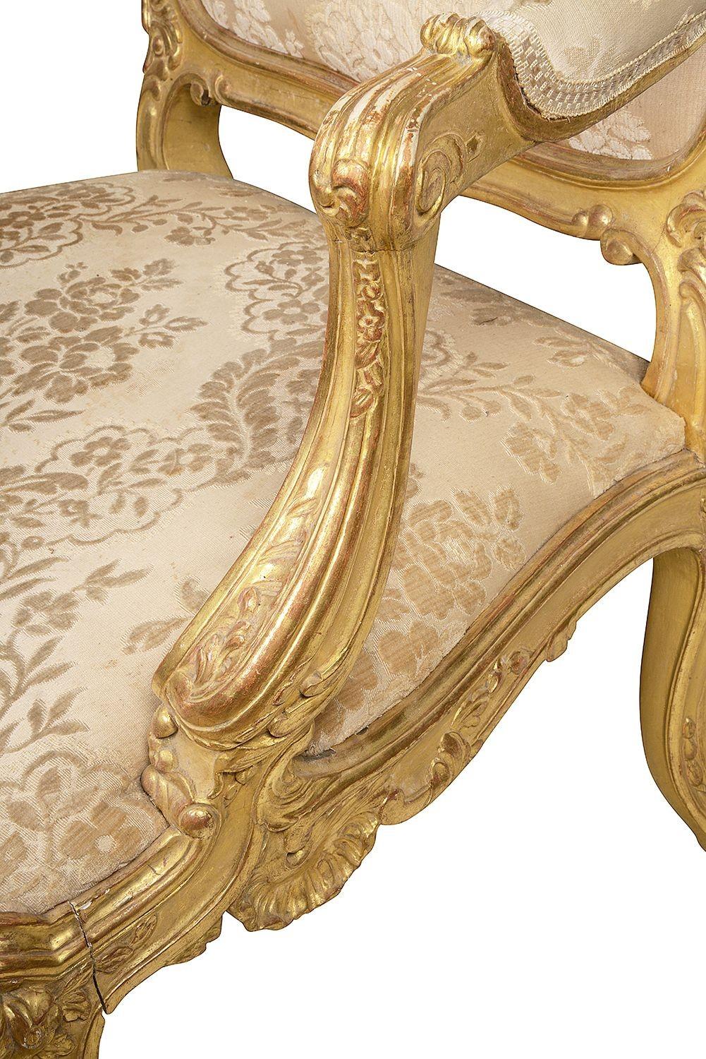 Paar französische geschnitzte Sessel aus vergoldetem Holz im Louis-XVI.-Stil des 19. Jahrhunderts (Vergoldetes Holz) im Angebot