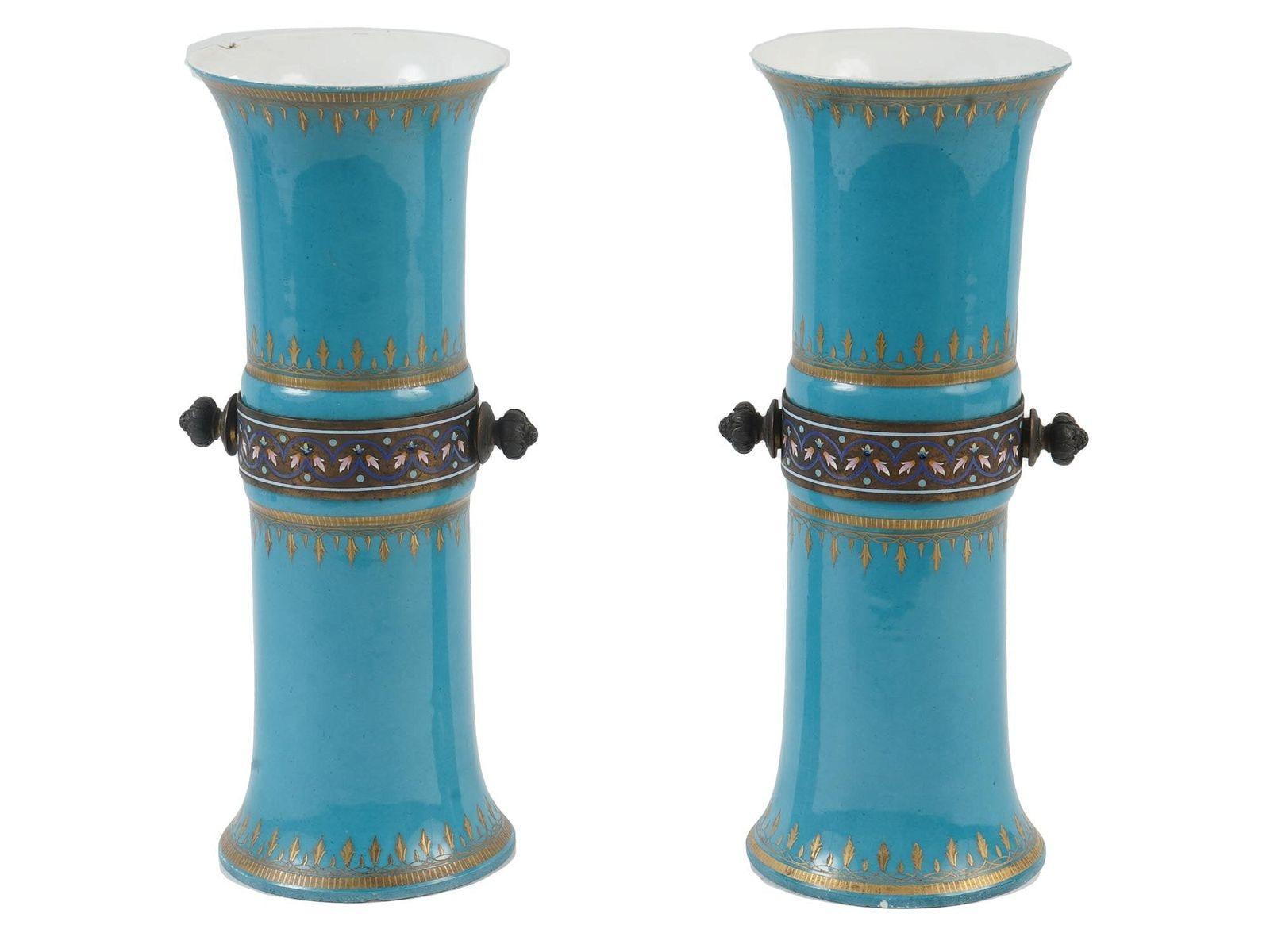 XIXe siècle Paire de vases montés sur bronze en porcelaine bleue Celest du 19ème siècle en vente