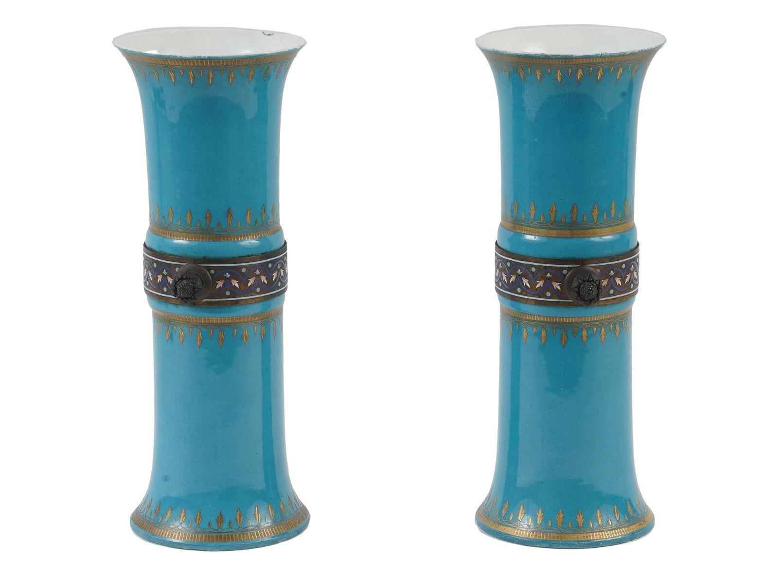 Bronze Paire de vases montés sur bronze en porcelaine bleue Celest du 19ème siècle en vente