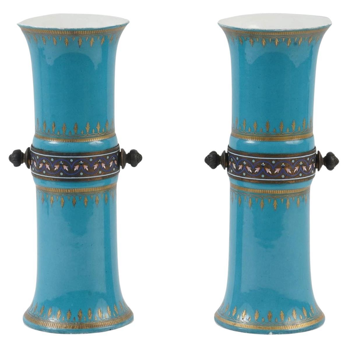 Coppia di vasi francesi del XIX secolo in porcellana blu Celest montati su bronzo
