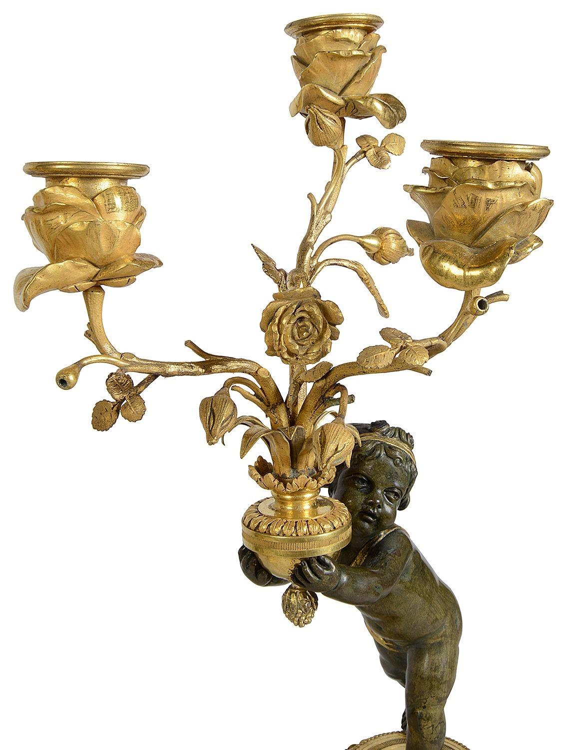 Dorato Coppia di candelabri francesi a cherubino del XIX secolo in vendita